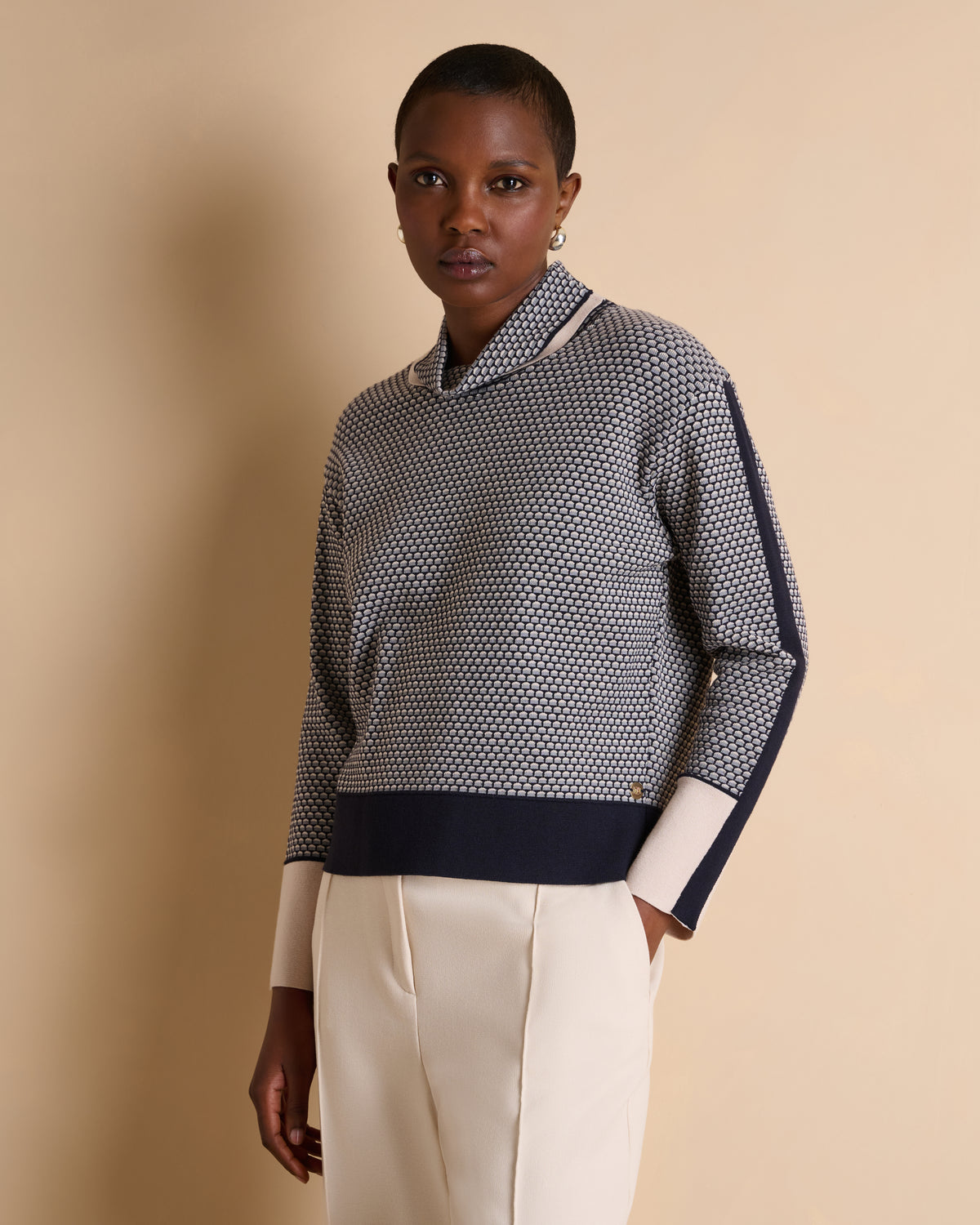 Pull bleu marine en jacquard et col montant