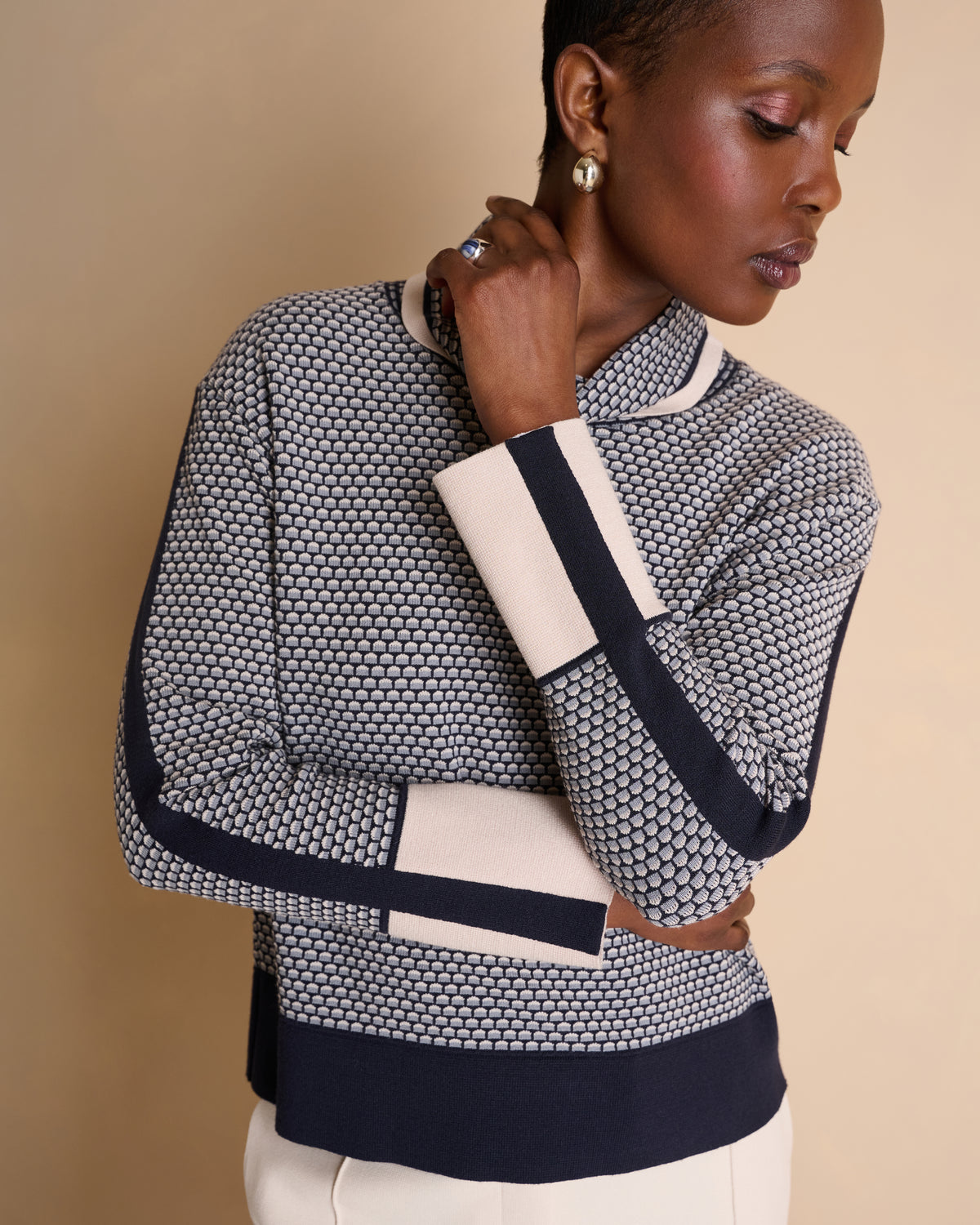 Pull bleu marine en jacquard et col montant