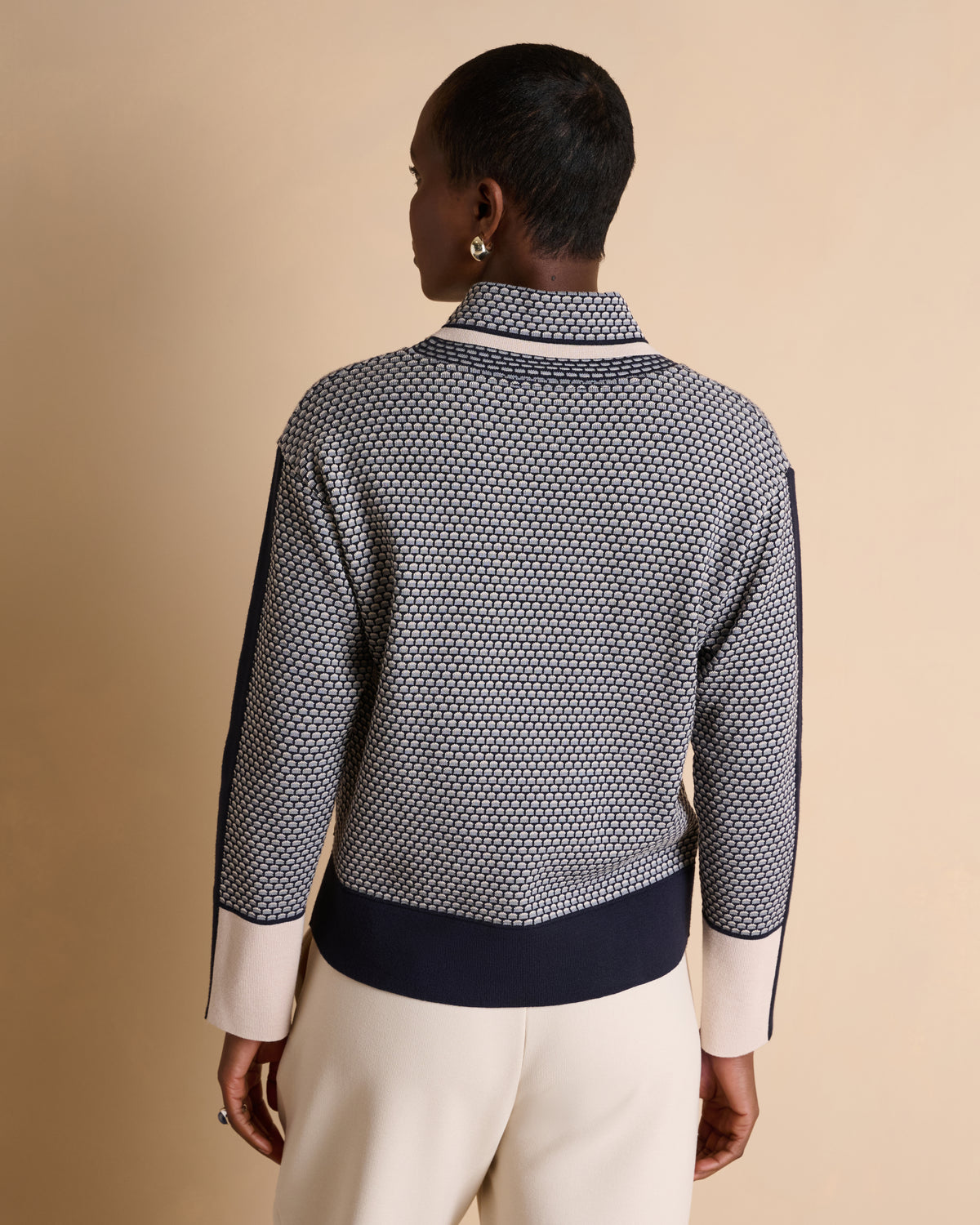 Pull bleu marine en jacquard et col montant