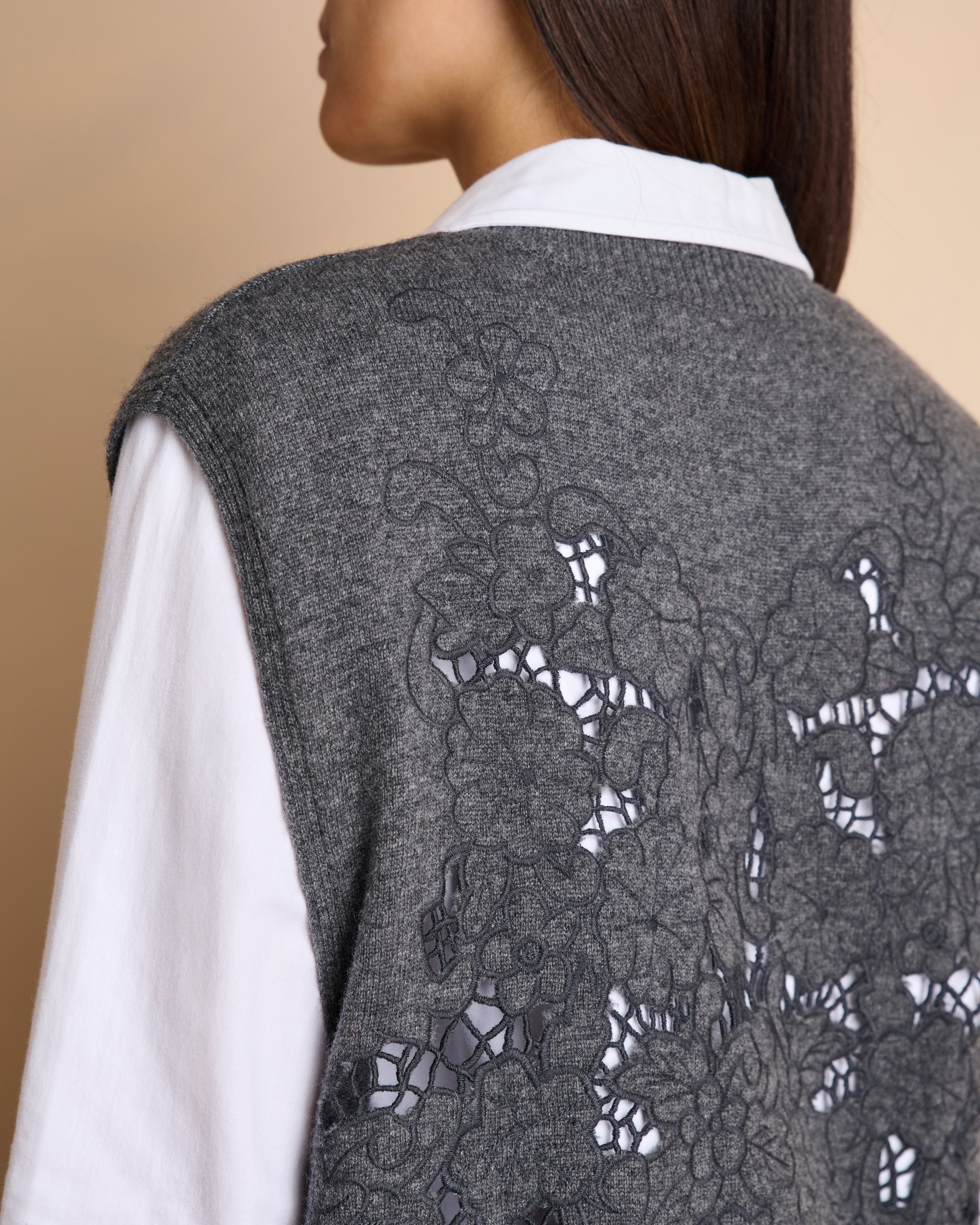 Pull gris sans manches encolure V dos brodé en laine et cachemire