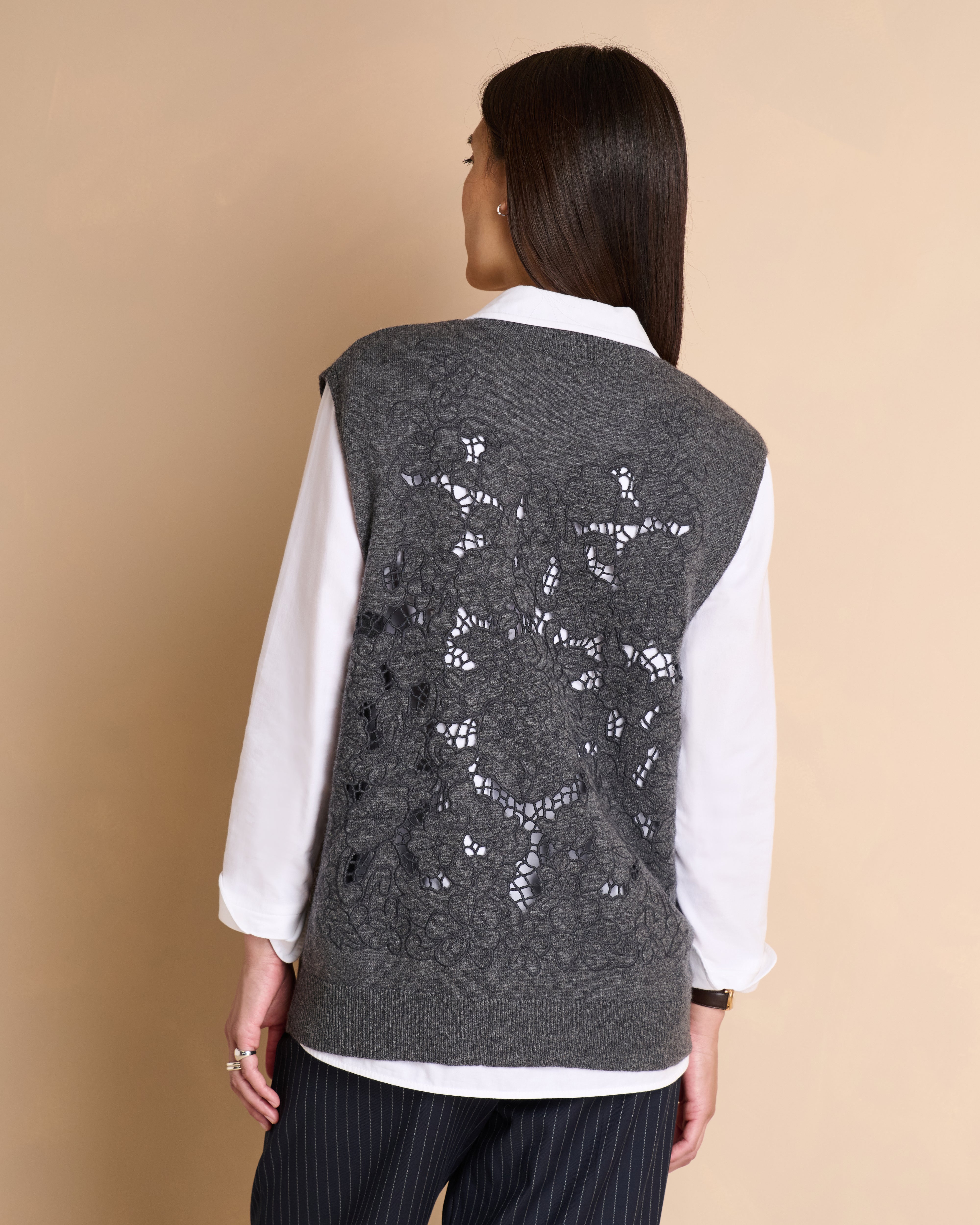 Pull gris sans manches encolure V dos brodé en laine et cachemire