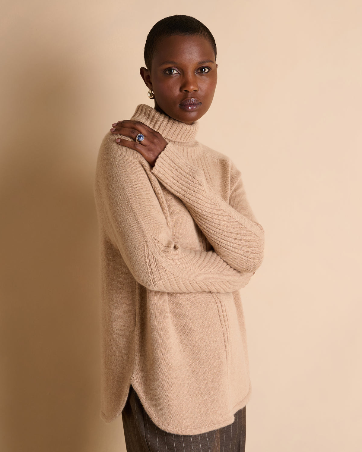 Pull beige col montant dessin en côtes en laine et cachemire