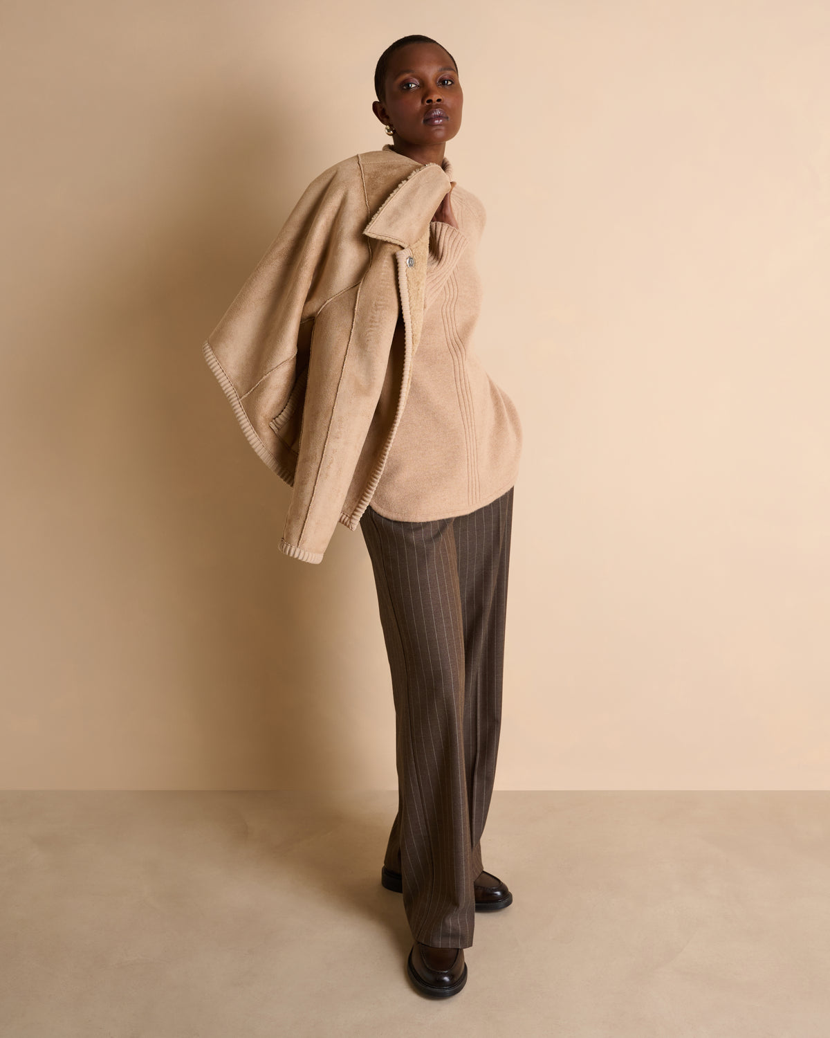Pull beige col montant dessin en côtes en laine et cachemire