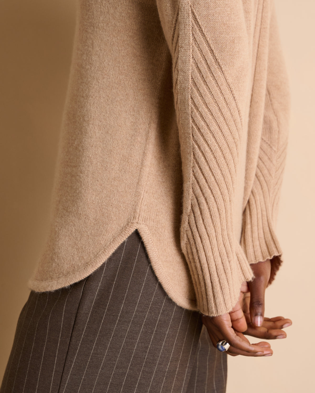 Pull beige col montant dessin en côtes en laine et cachemire