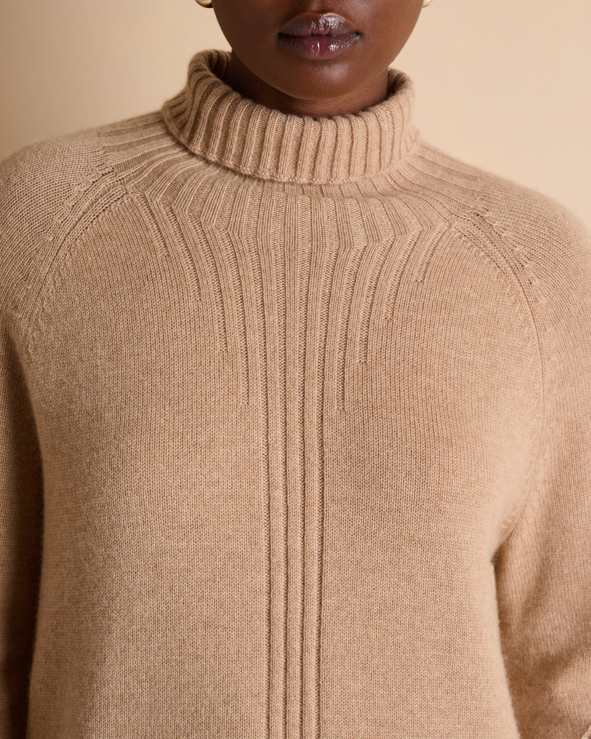 Pull beige col montant dessin en côtes en laine et cachemire