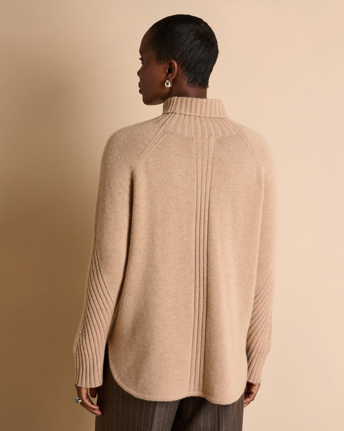 Pull beige col montant dessin en côtes en laine et cachemire