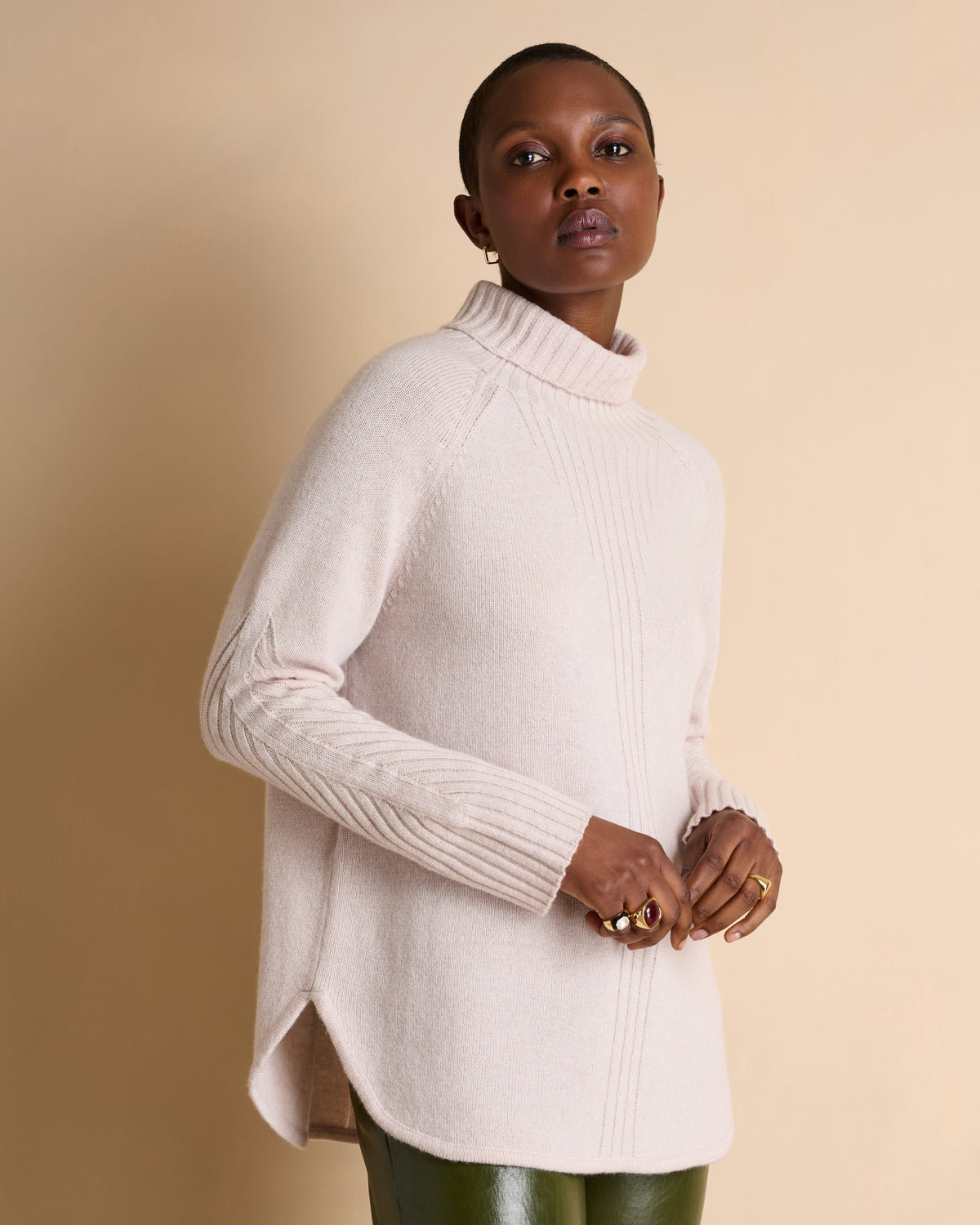 Pull beige col montant dessin en cotes