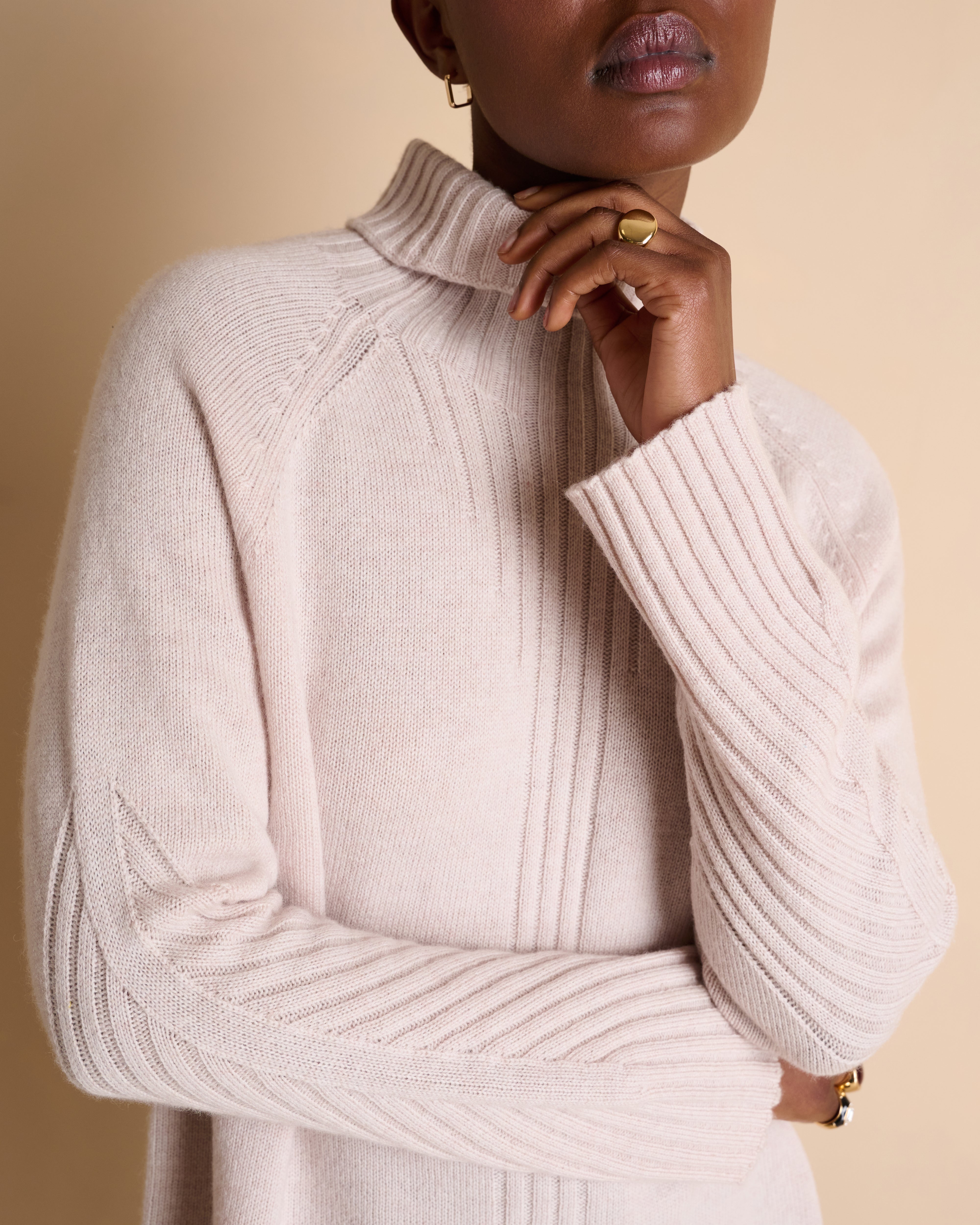 Pull beige col montant dessin en cotes