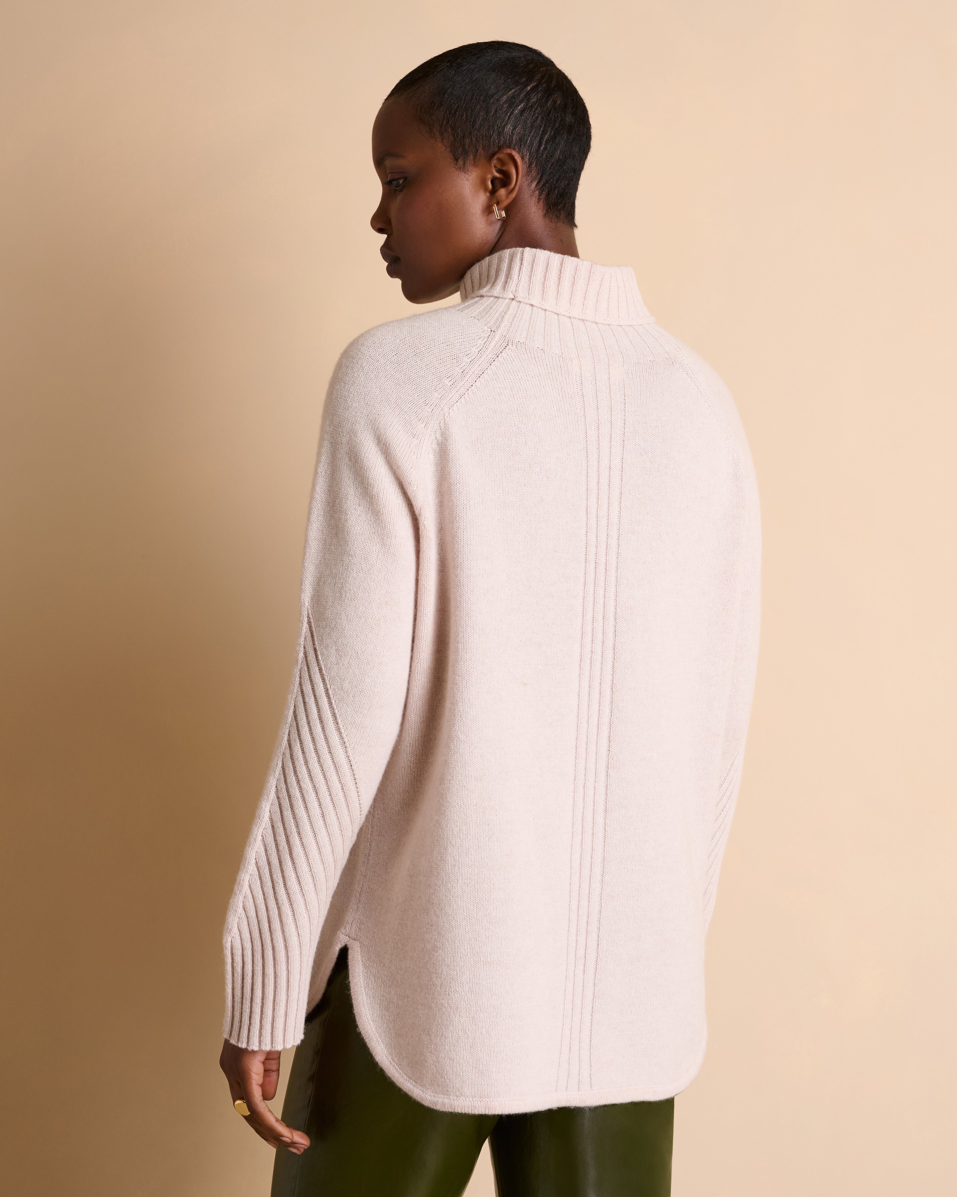 Pull beige col montant dessin en cotes