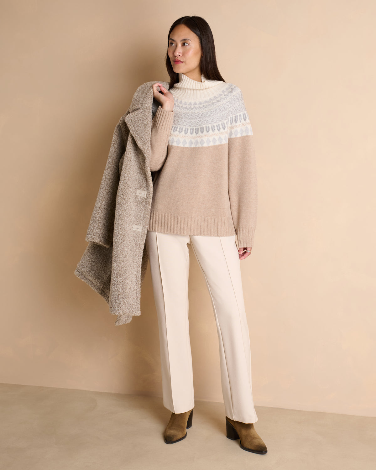 Pull beige jacquard sur l'encolure col montant en laine et cachemire