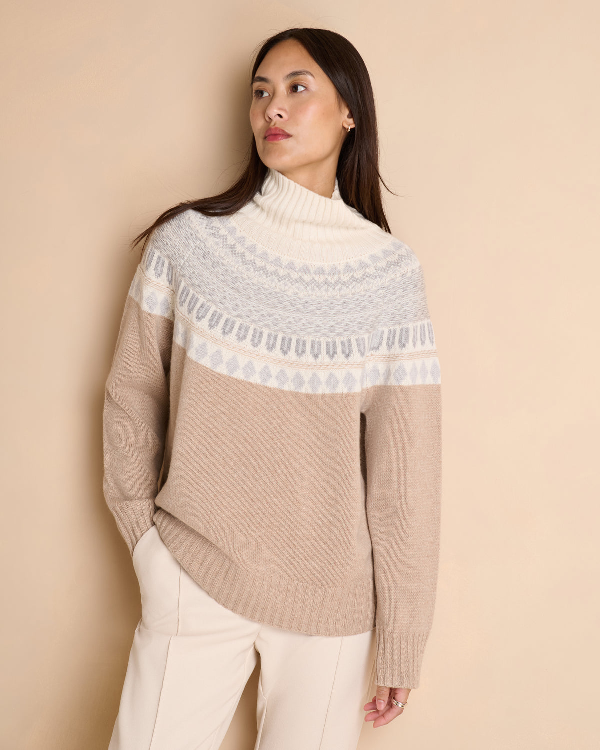 Pull beige jacquard sur l'encolure col montant en laine et cachemire