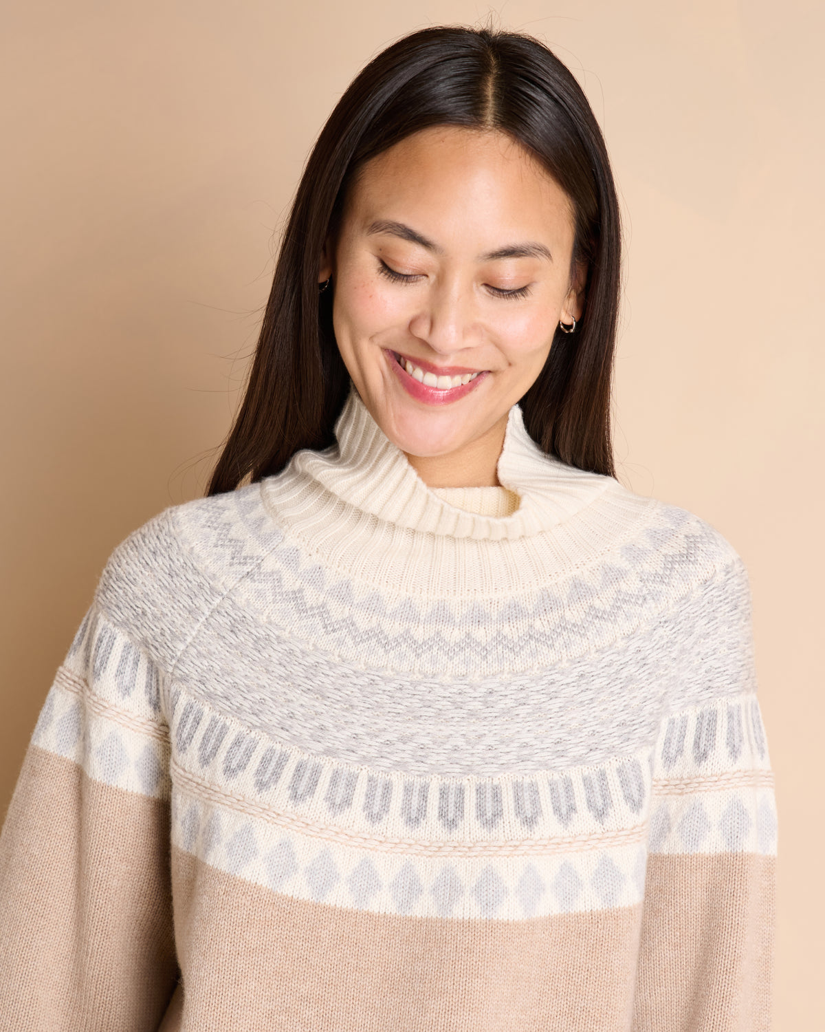 Pull beige jacquard sur l'encolure col montant en laine et cachemire