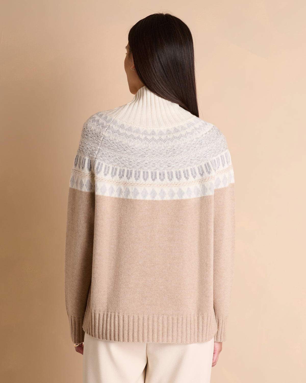 Pull beige jacquard sur l'encolure col montant en laine et cachemire