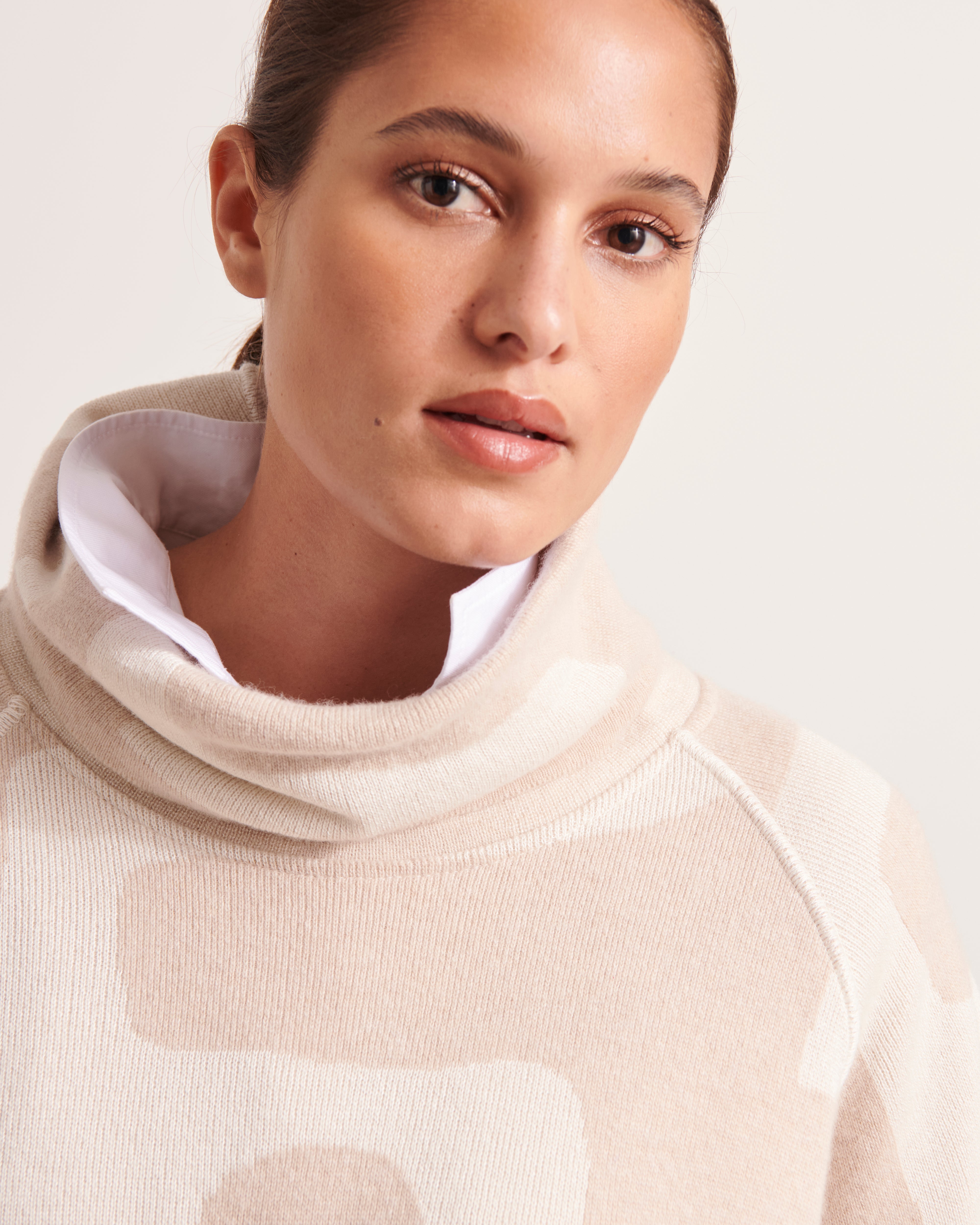 Pull en maille jacquard en laine mérinos et cachemire motif géométrique beige