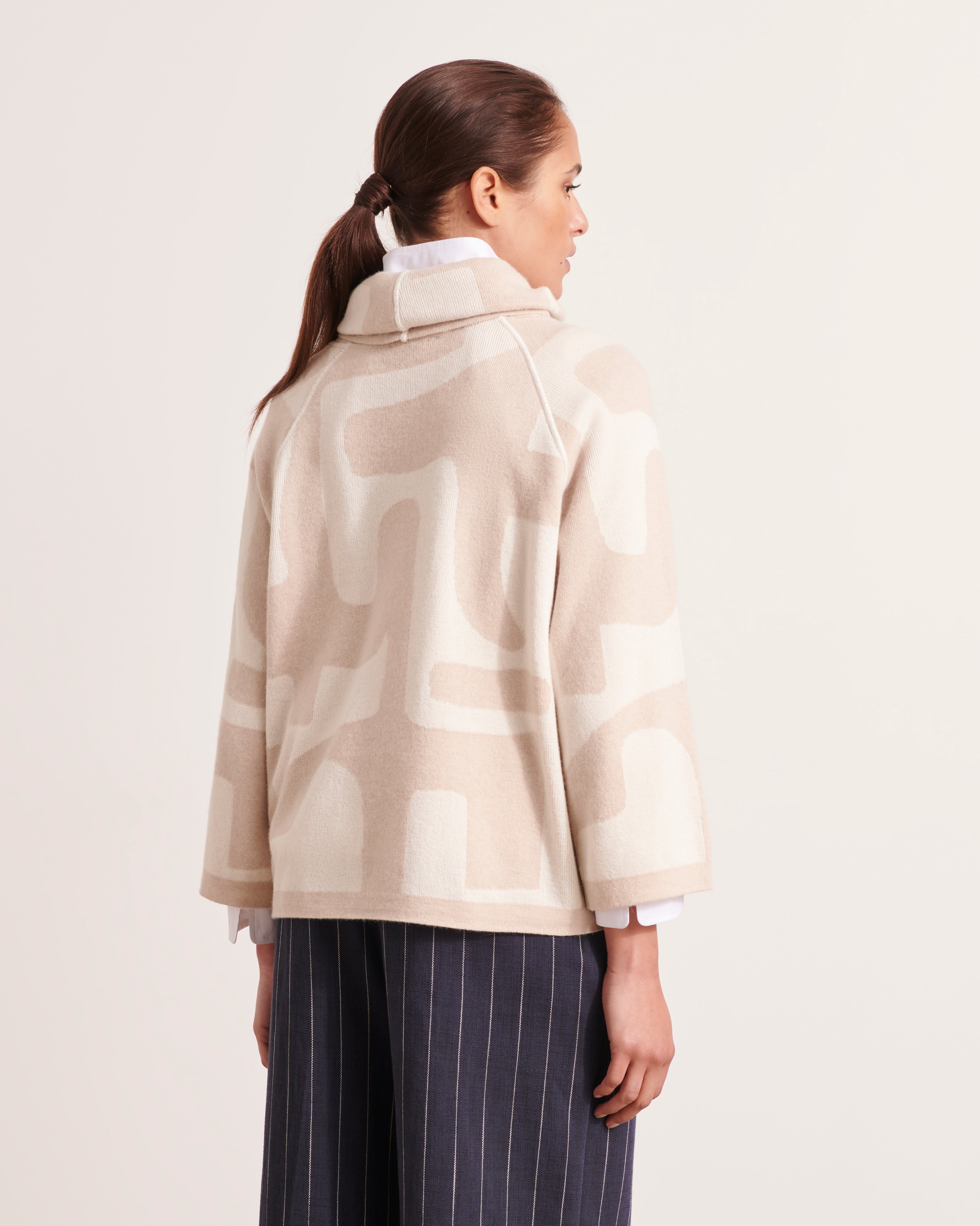 Pull en maille jacquard en laine mérinos et cachemire motif géométrique beige