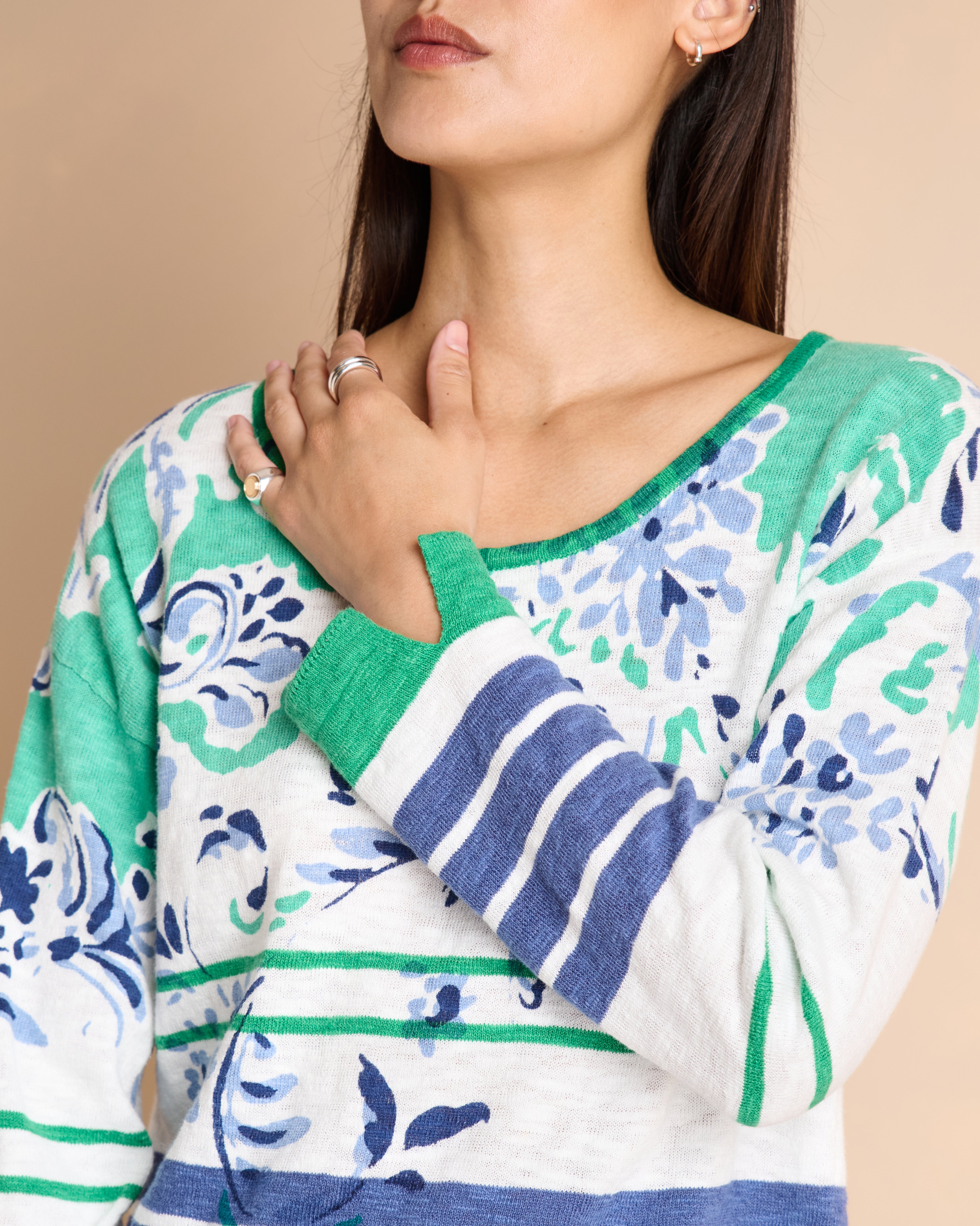 Pull bleu et vert rayé à motif fleuri en coton et lin