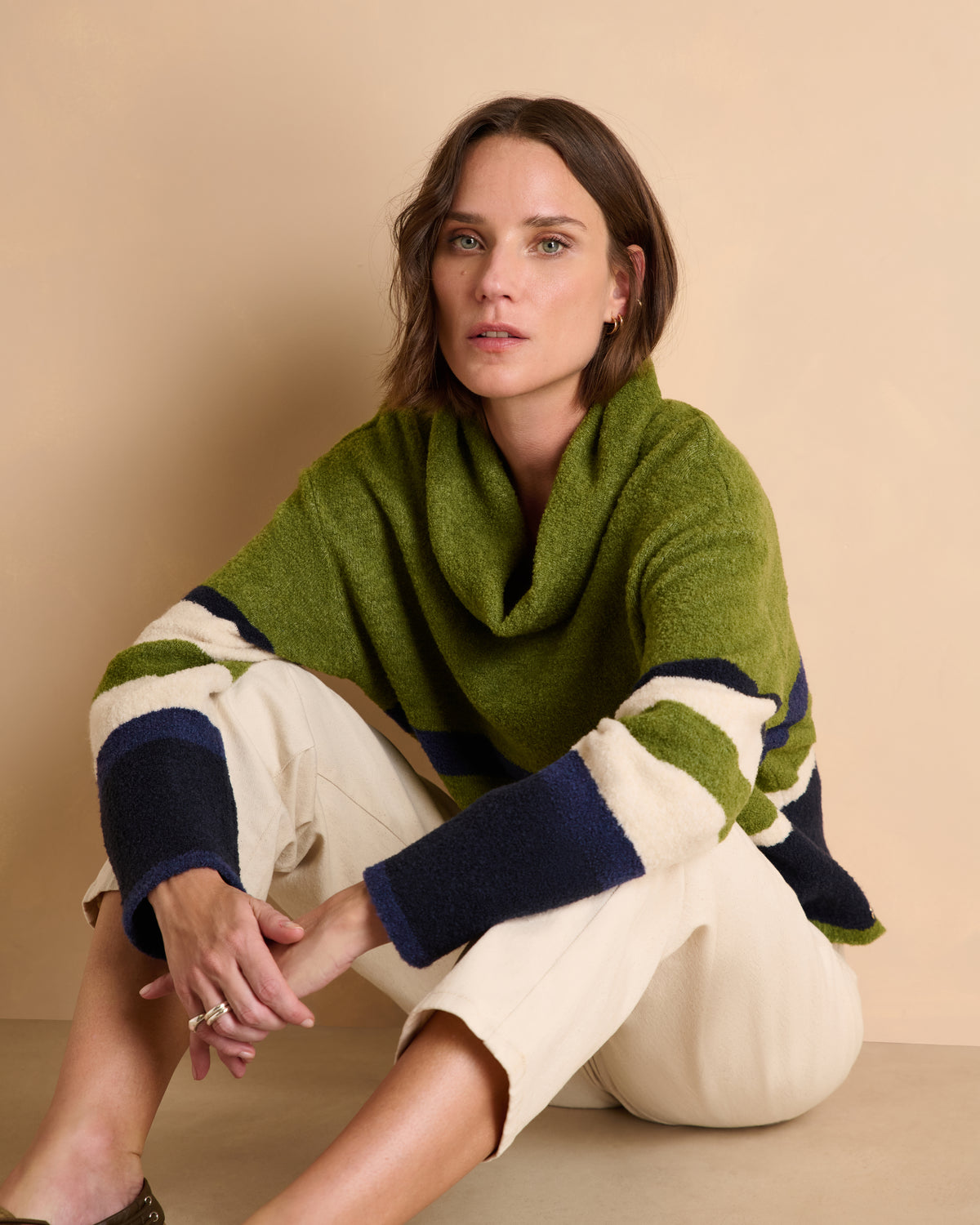 Pull bleu marine et kaki à rayures col roulé