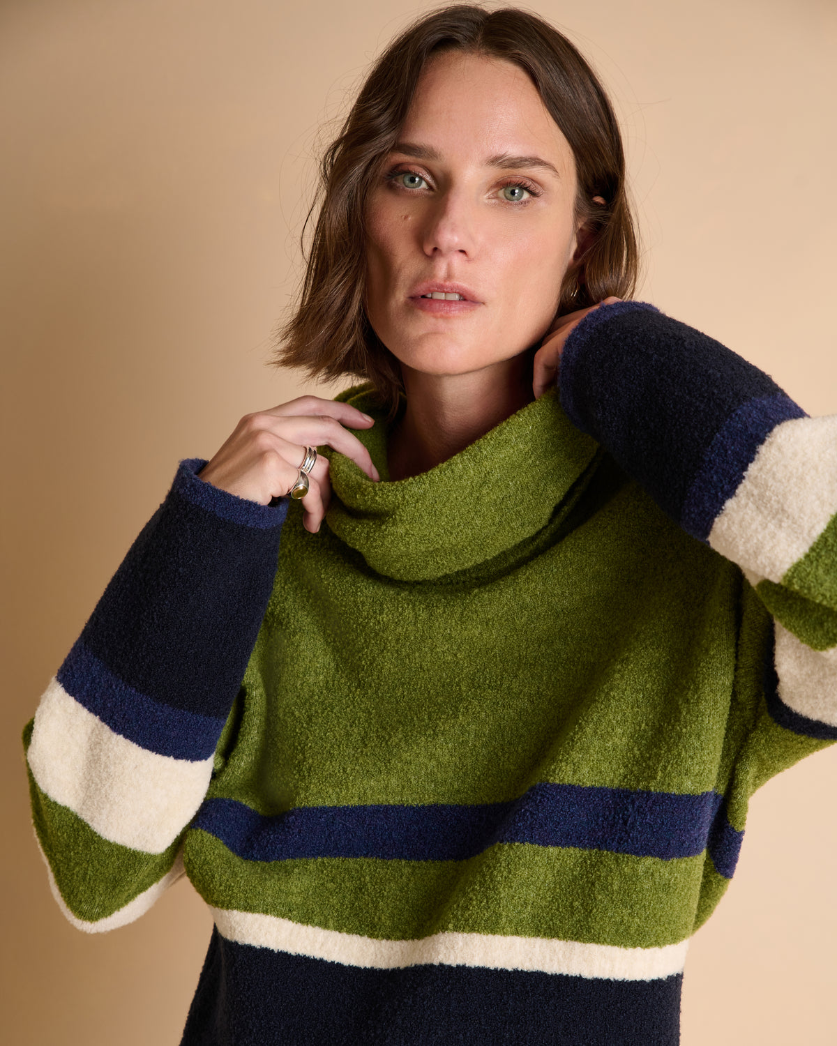Pull bleu marine et kaki à rayures col roulé