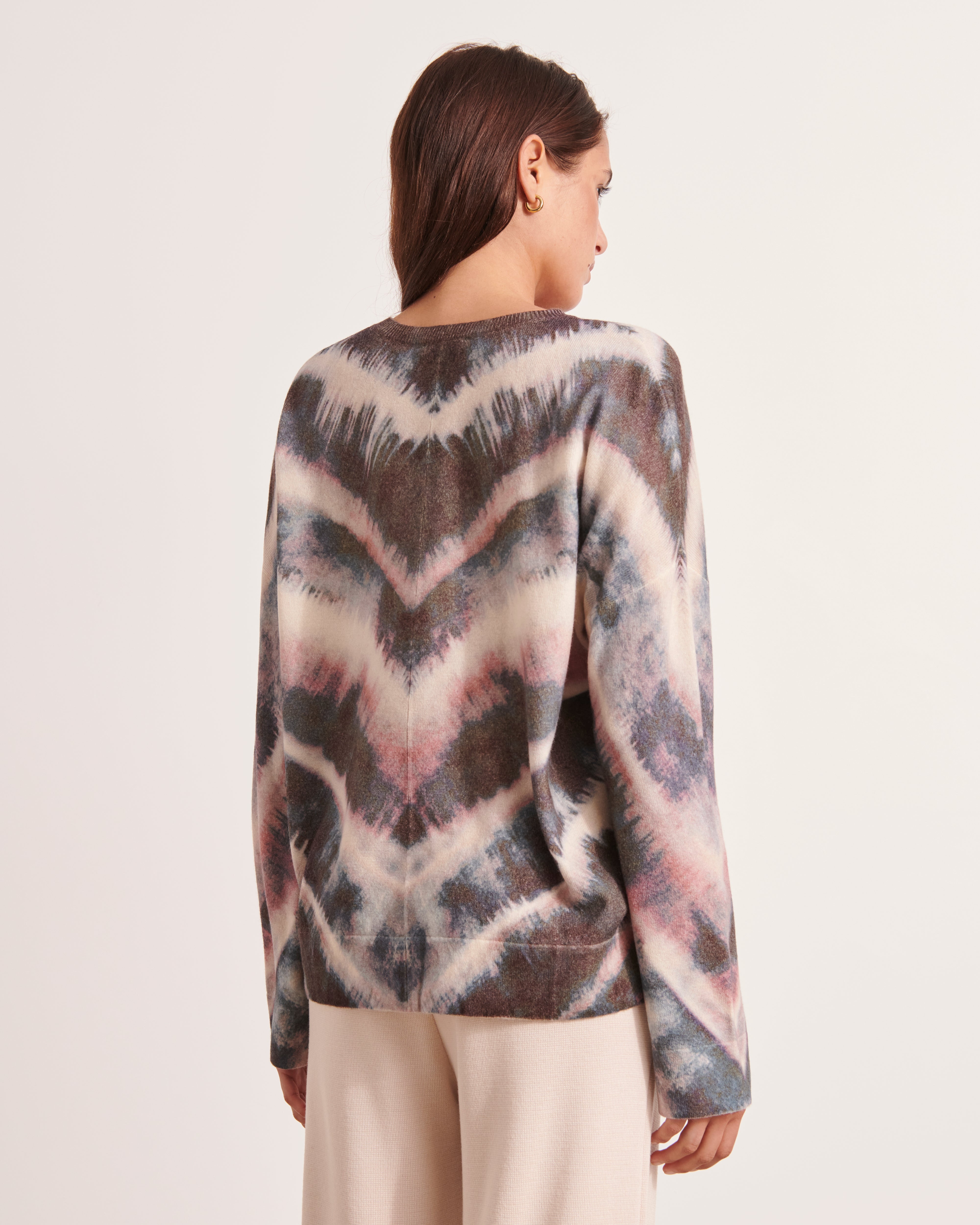 pull en maille tie-and-dye en laine et cachemire encolure V