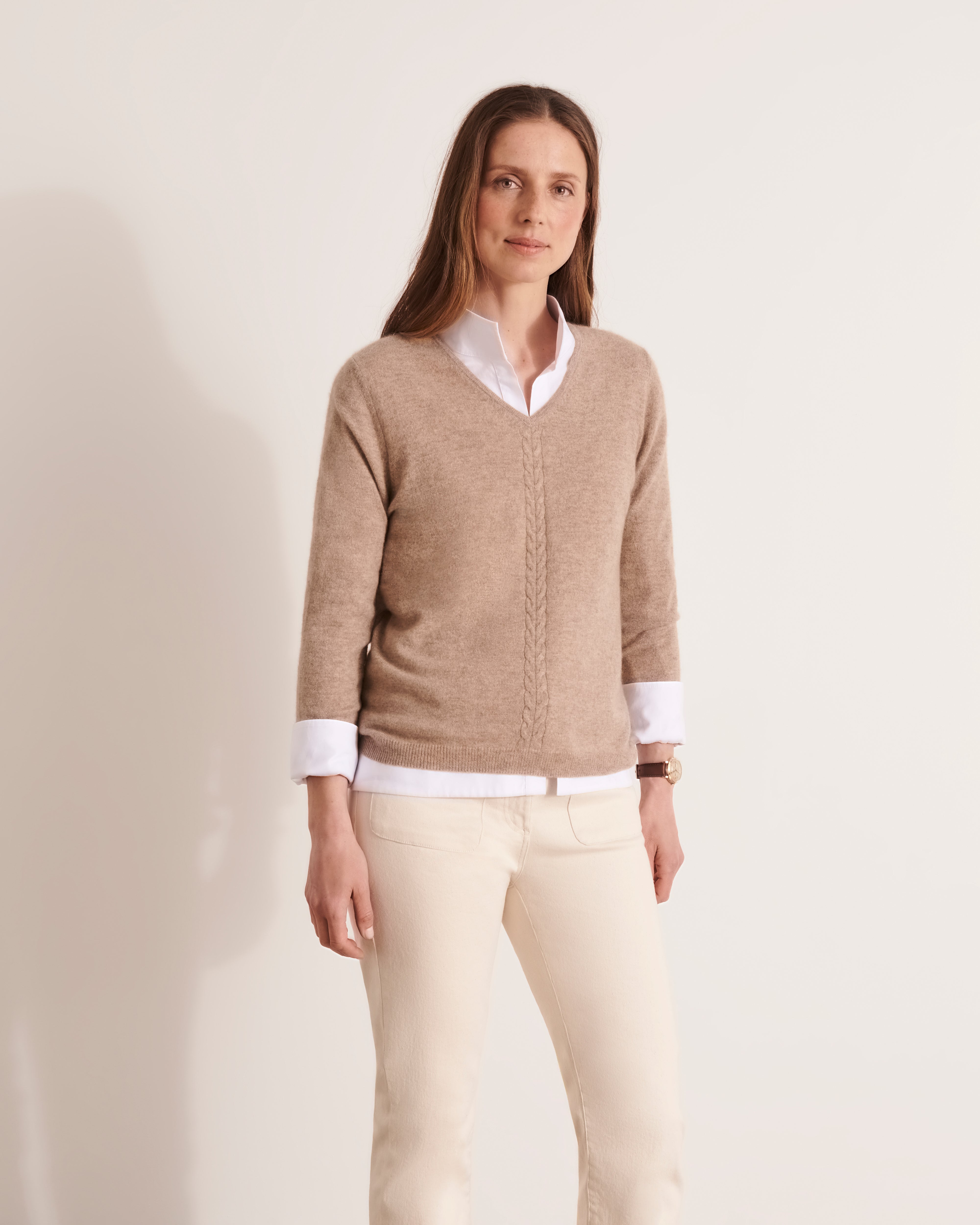 pull en cachemire col V détail torsade beige foncé