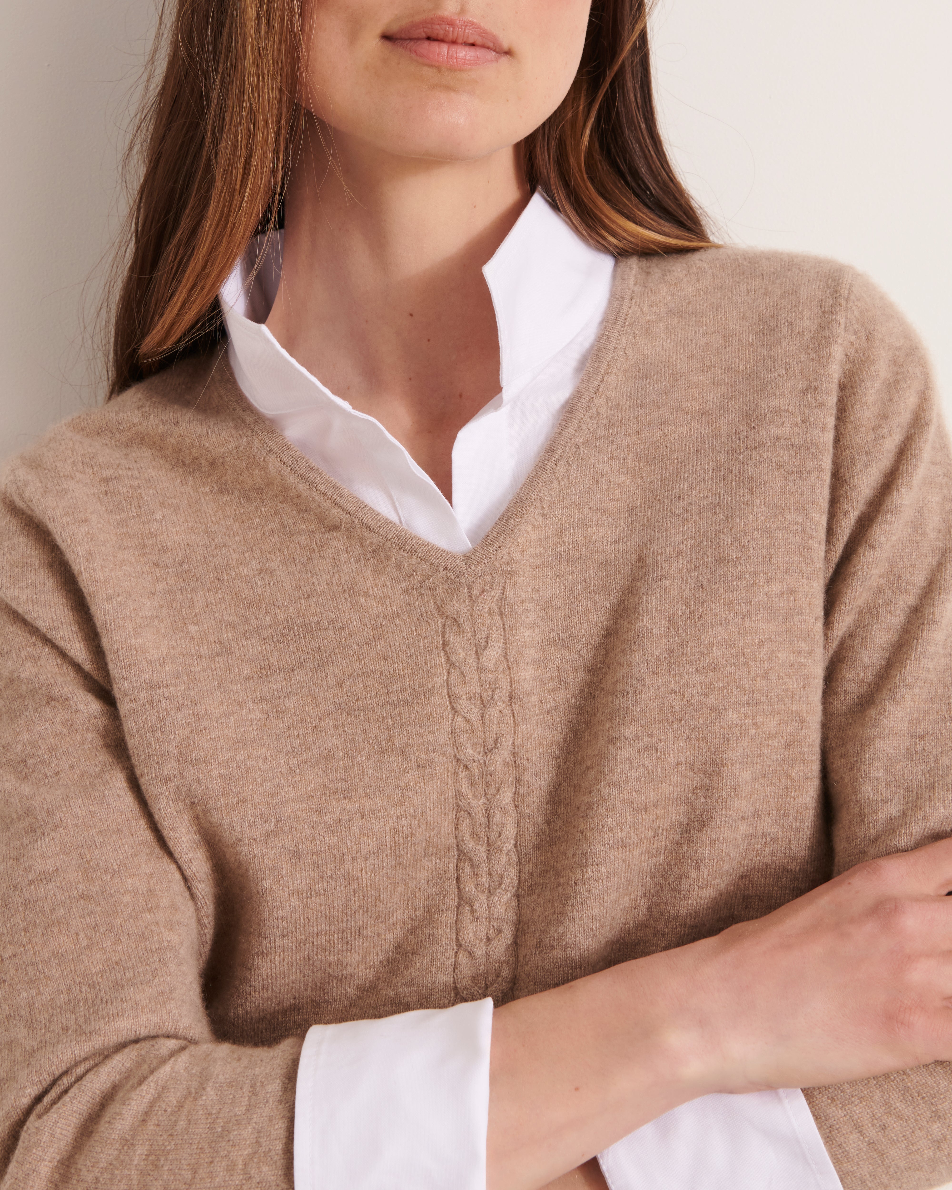 pull en cachemire col V détail torsade beige foncé