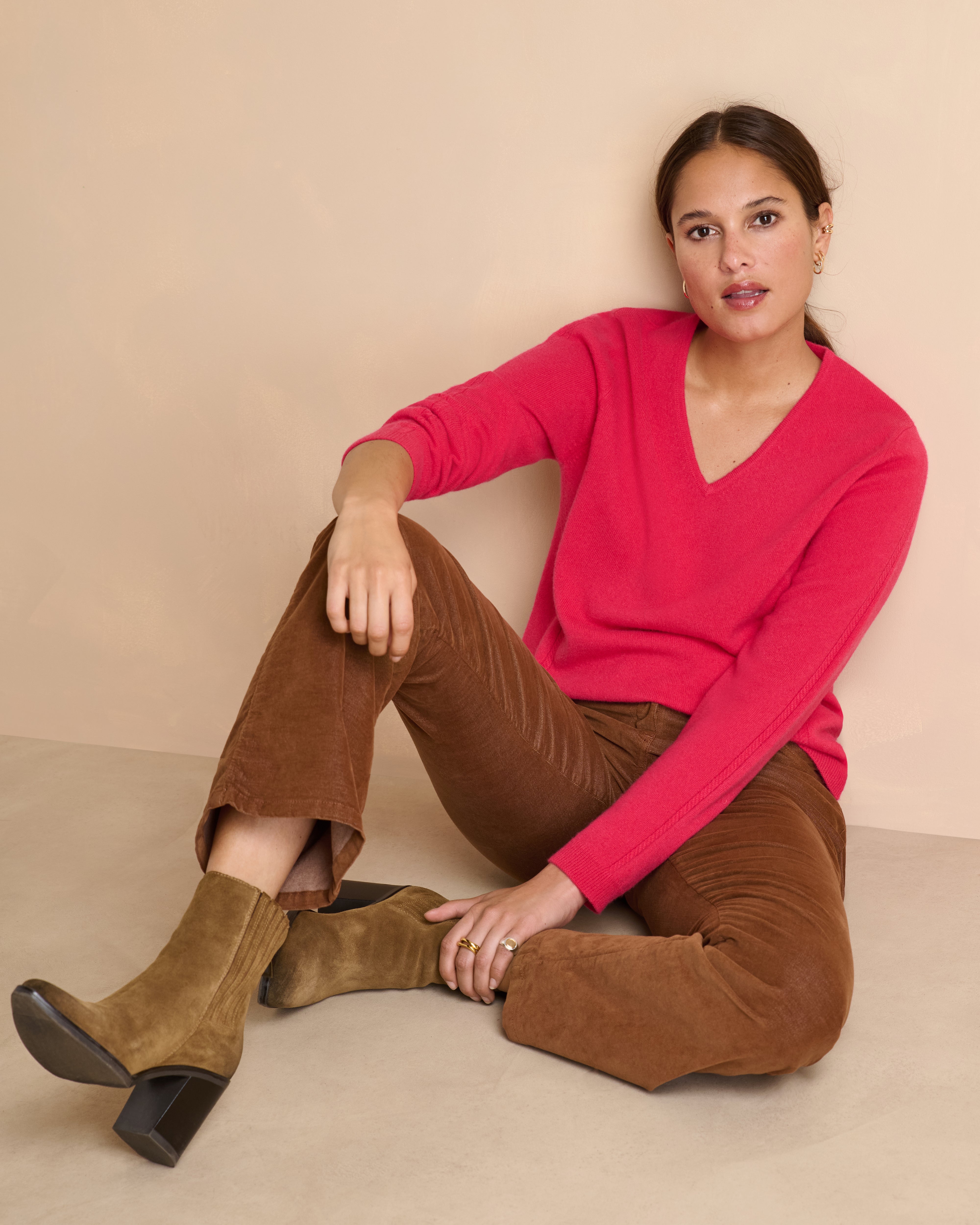 Pull rose coupe droite encolure V en cachemire