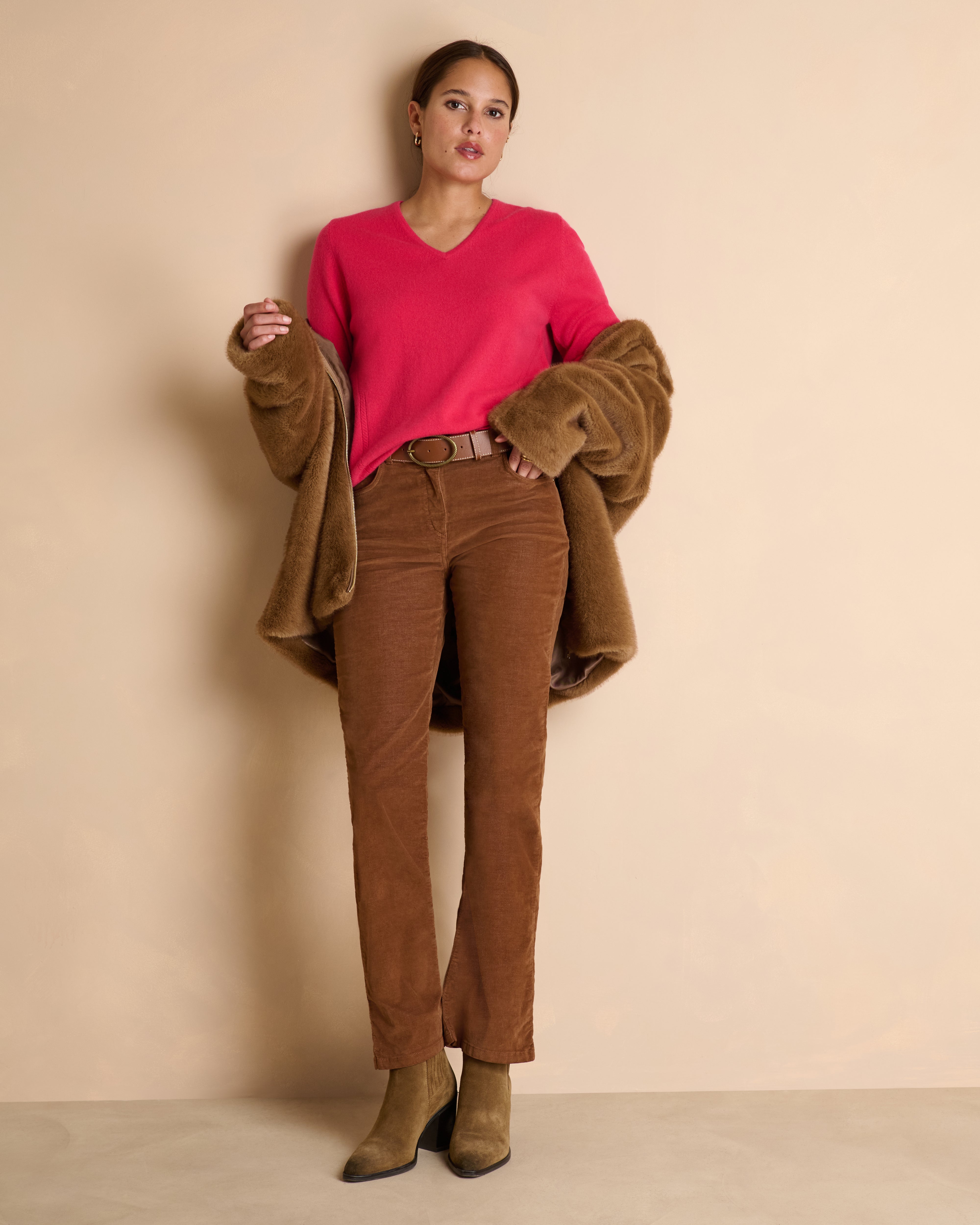 Pull rose coupe droite encolure V en cachemire