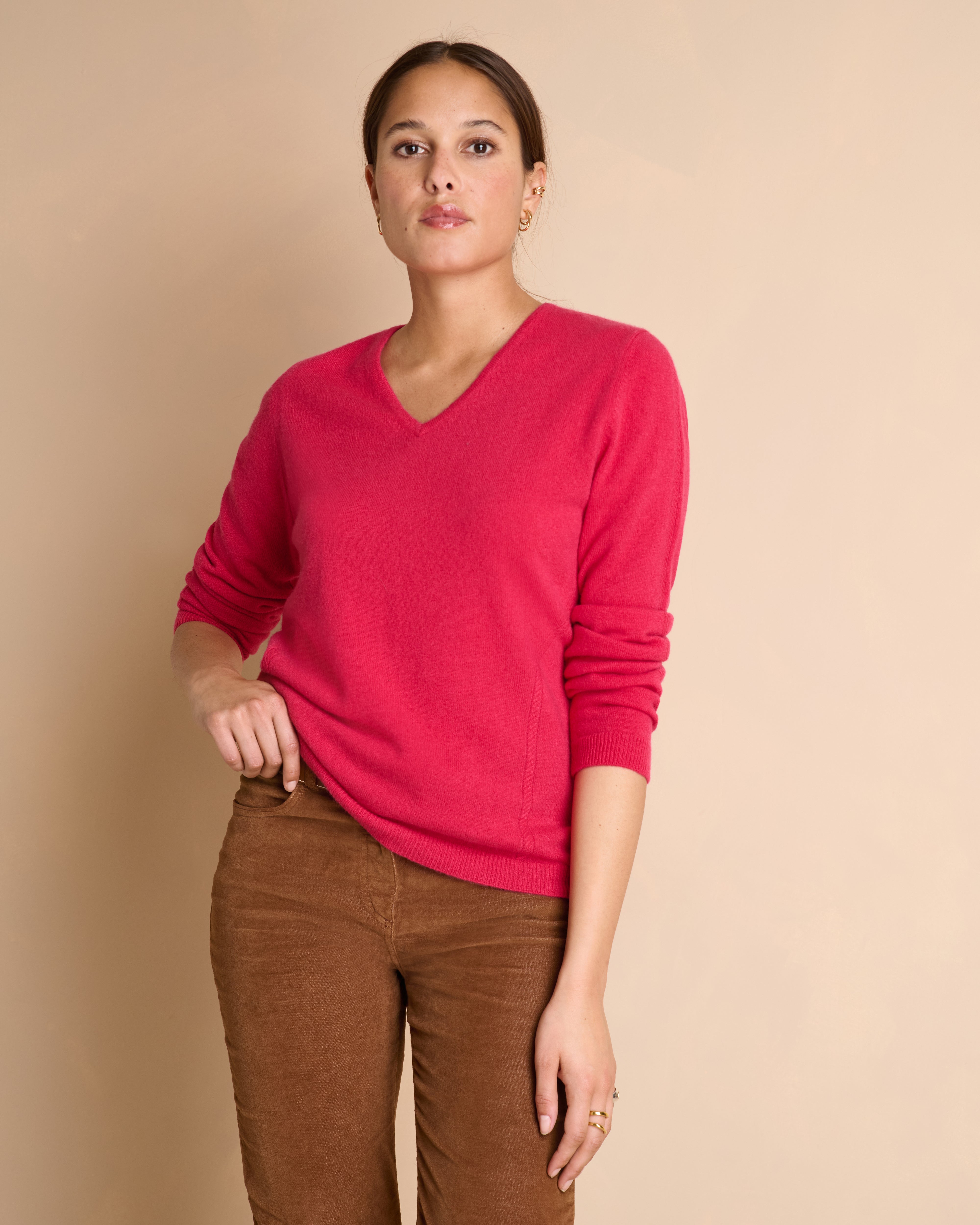 Pull rose coupe droite encolure V en cachemire