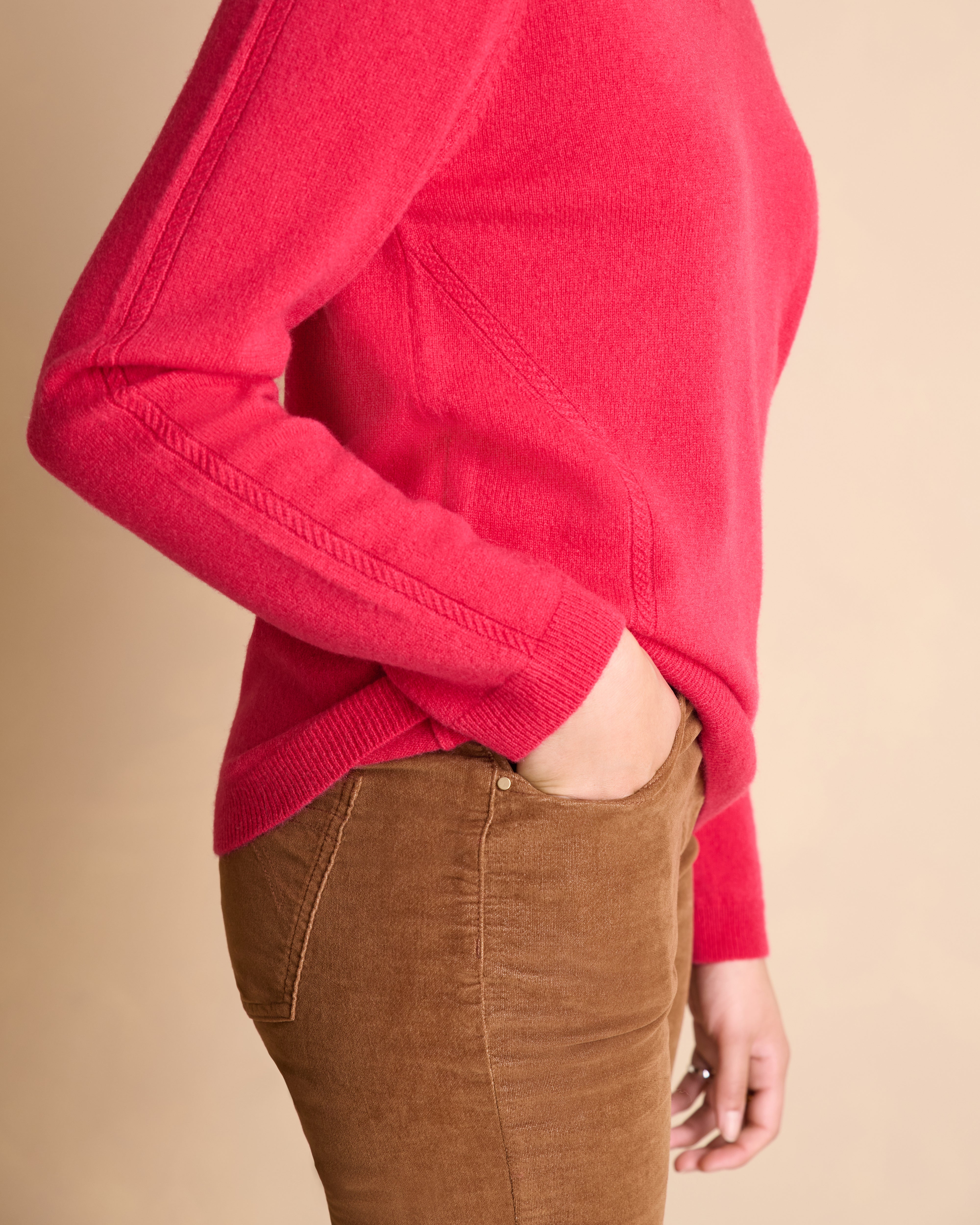 Pull rose coupe droite encolure V en cachemire