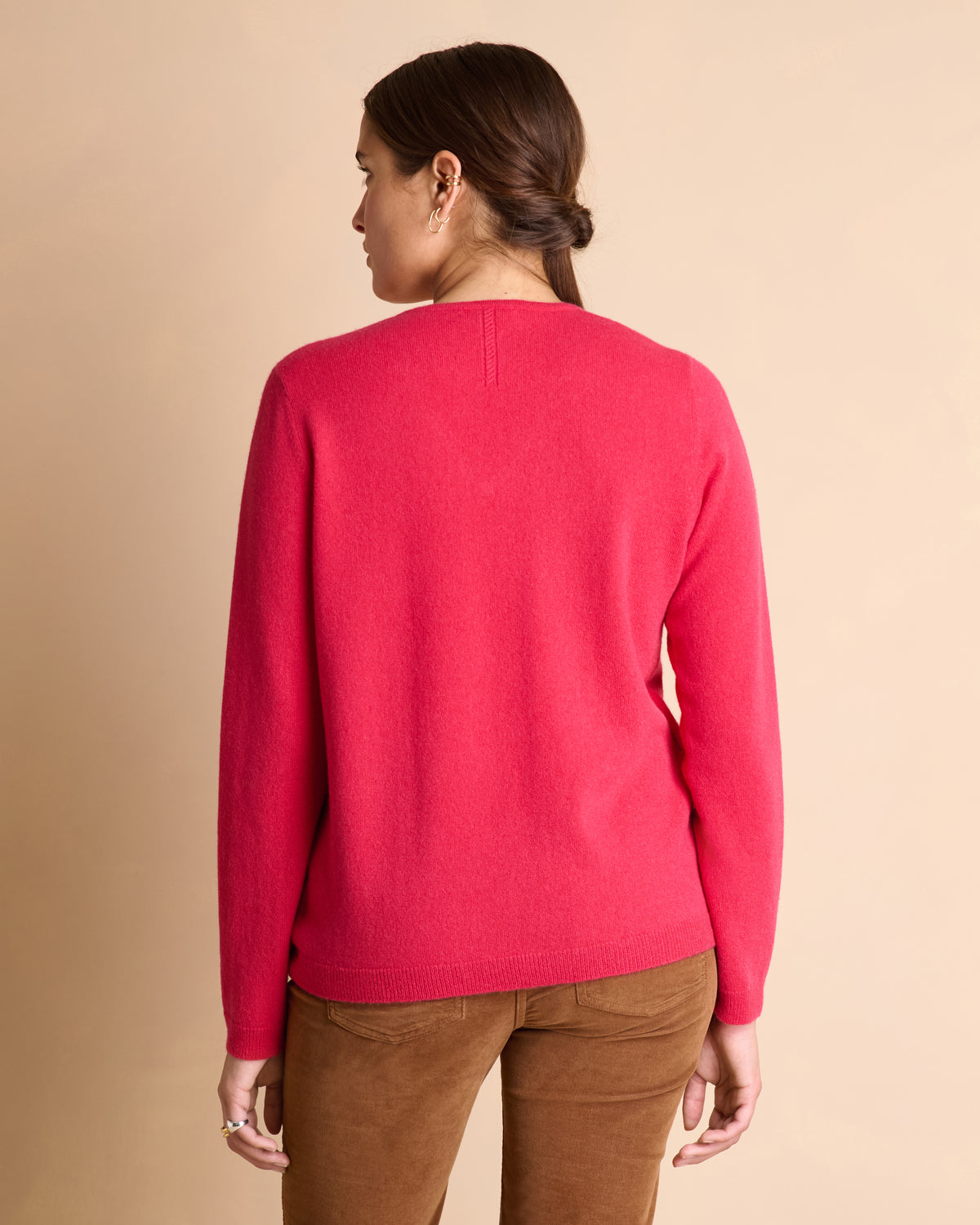 Pull rose coupe droite encolure V en cachemire