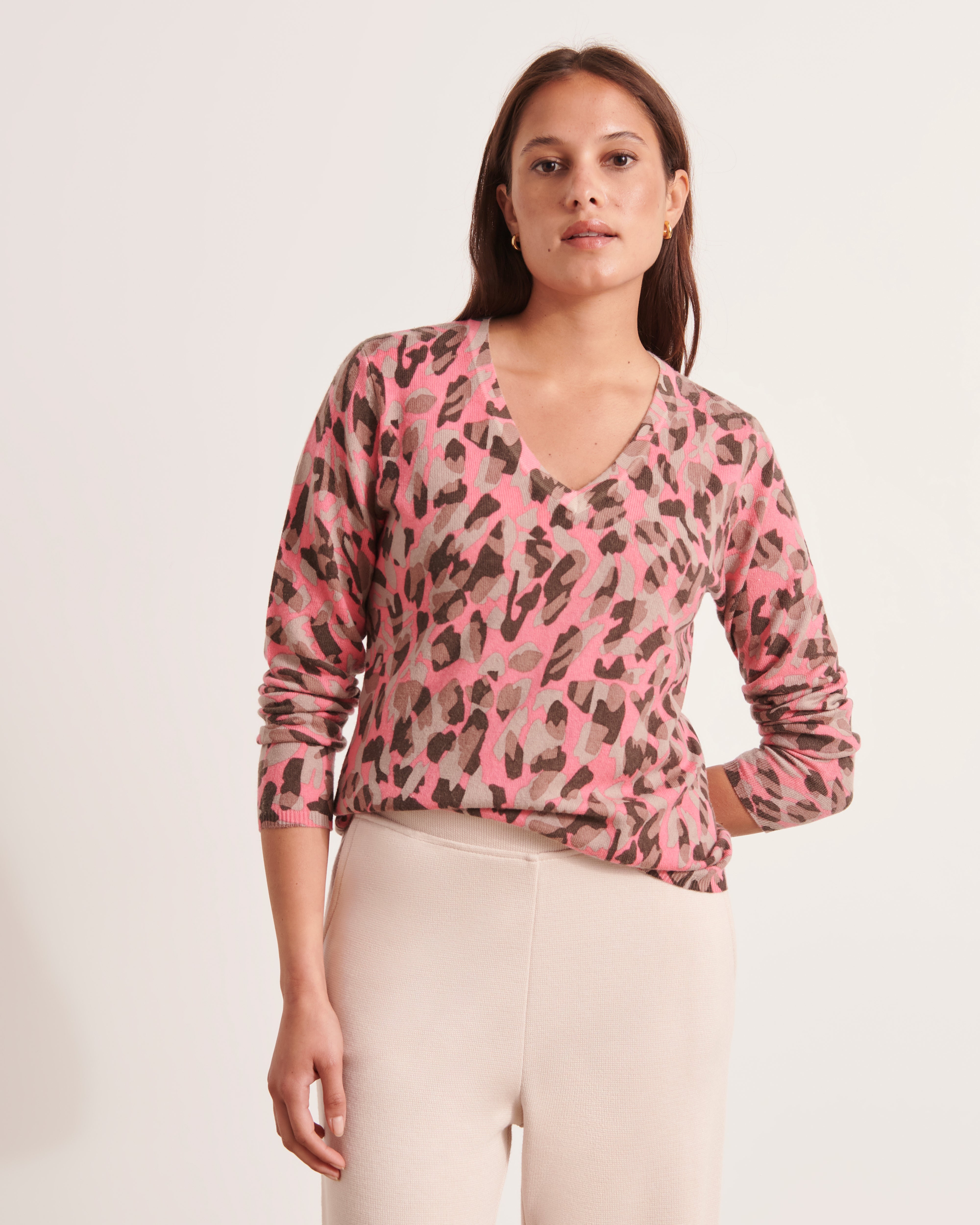 pull en laine et cachemire encolure V motif léopard sur fond rose