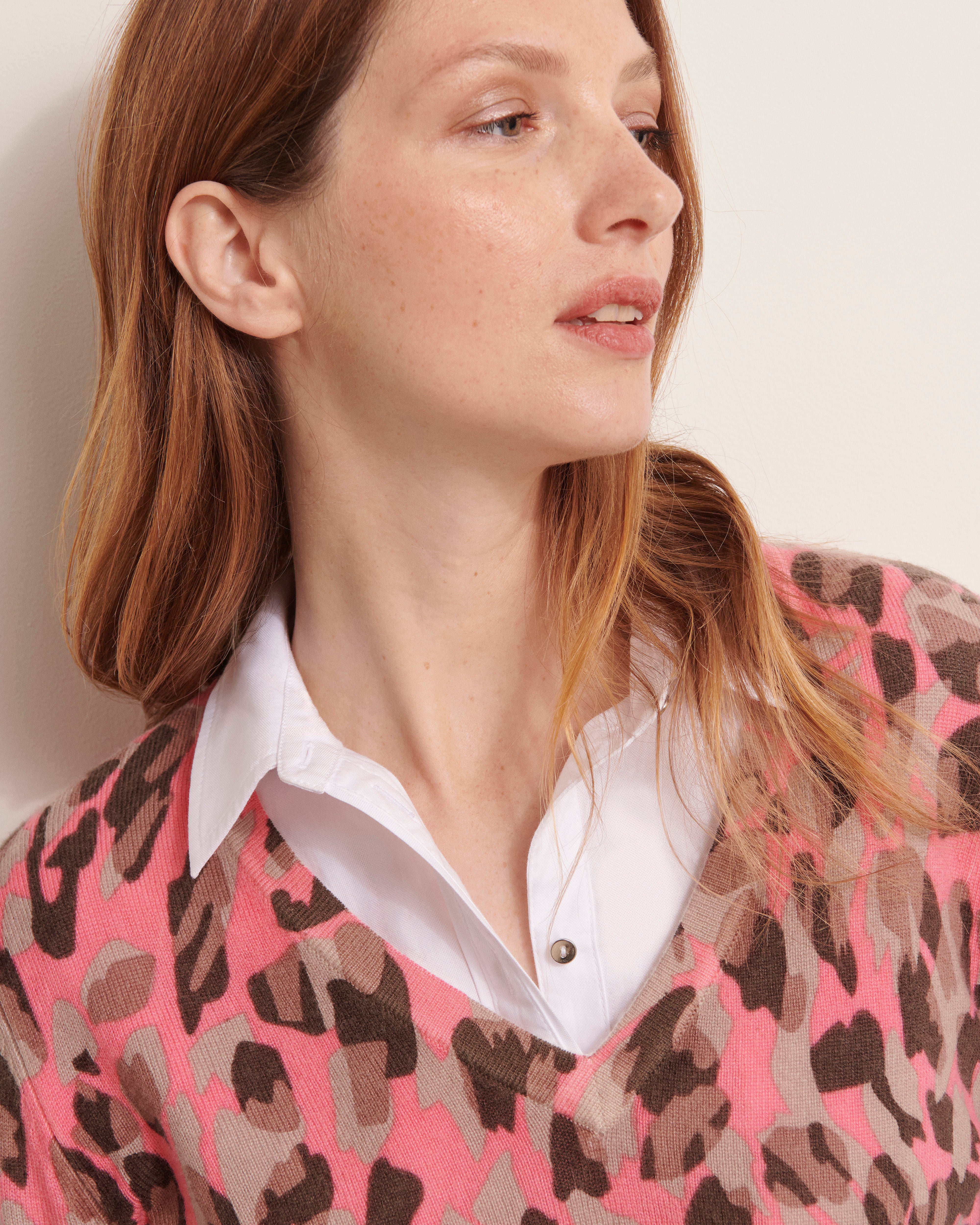 pull en laine et cachemire encolure V motif léopard sur fond rose