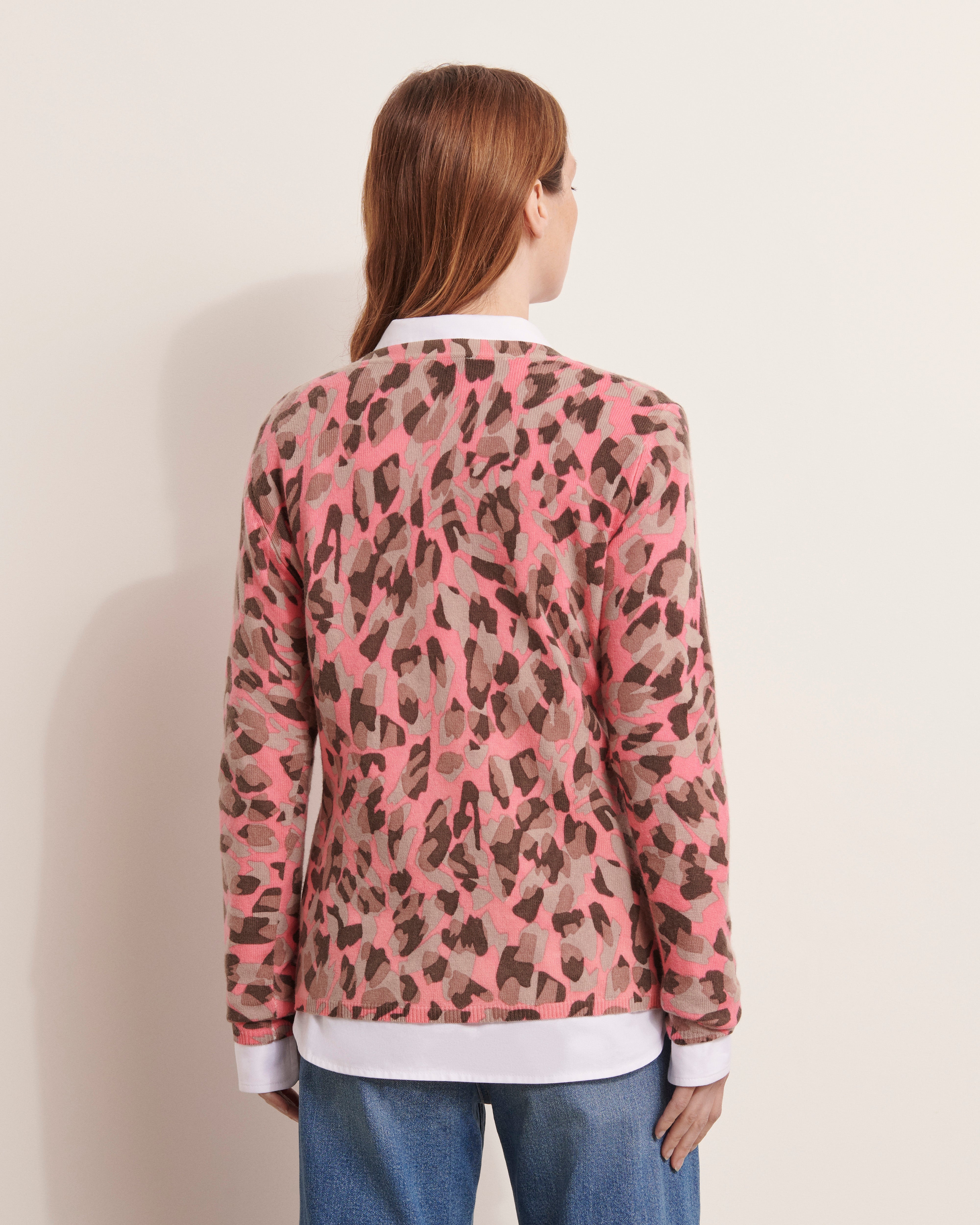 pull en laine et cachemire encolure V motif léopard sur fond rose