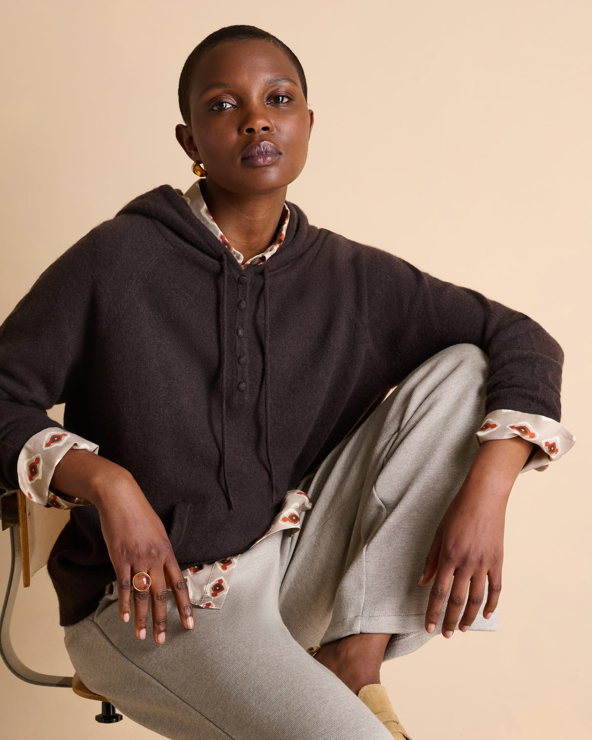 Pull à capuche marron avec poche kangourou