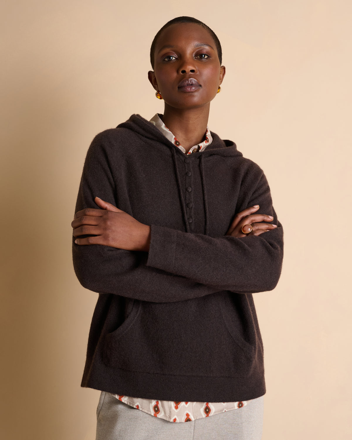 Pull à capuche marron avec poche kangourou