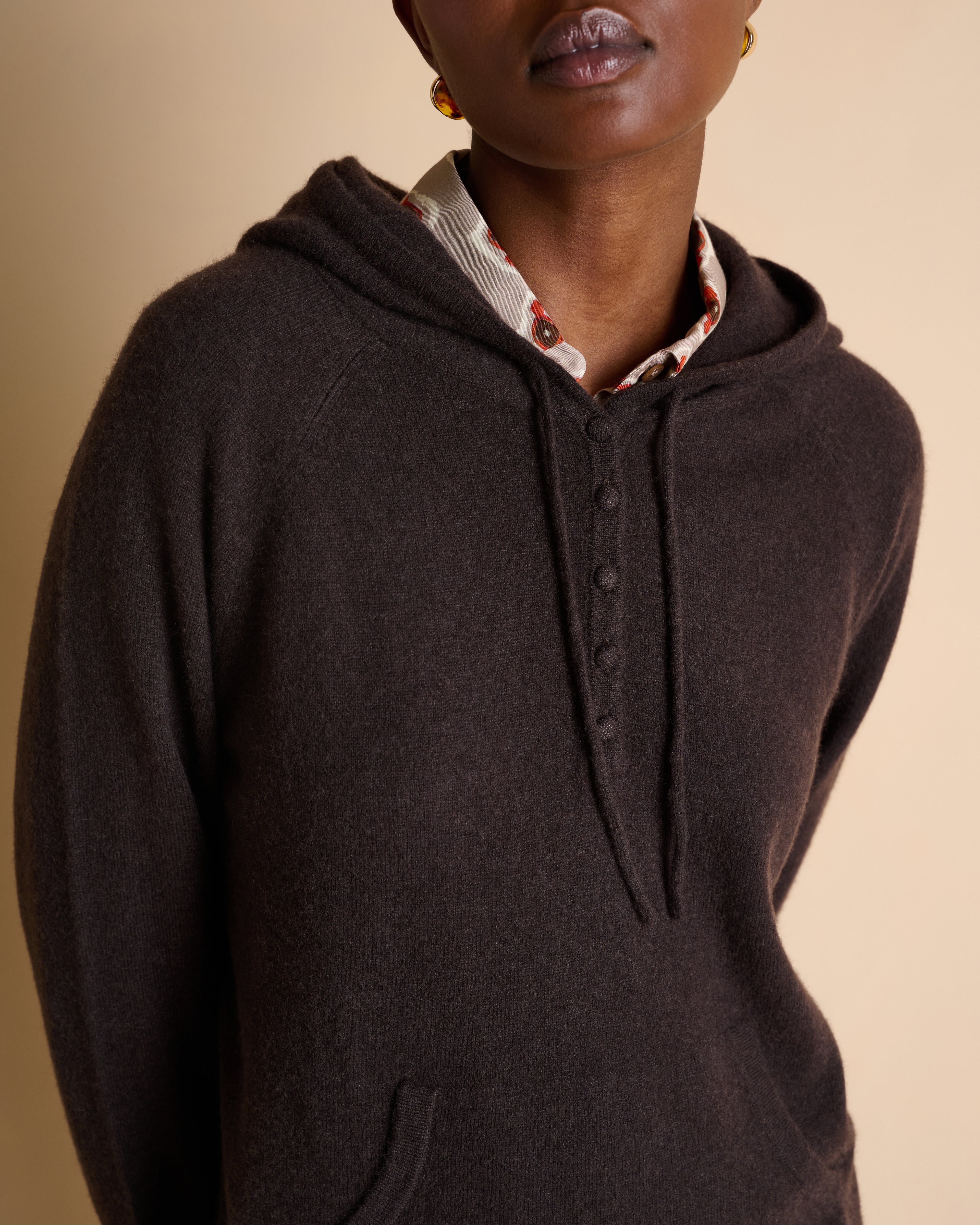 Pull à capuche marron avec poche kangourou