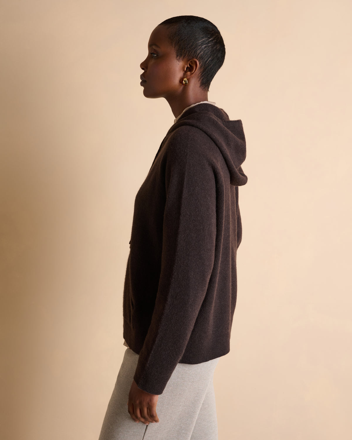 Pull à capuche marron avec poche kangourou
