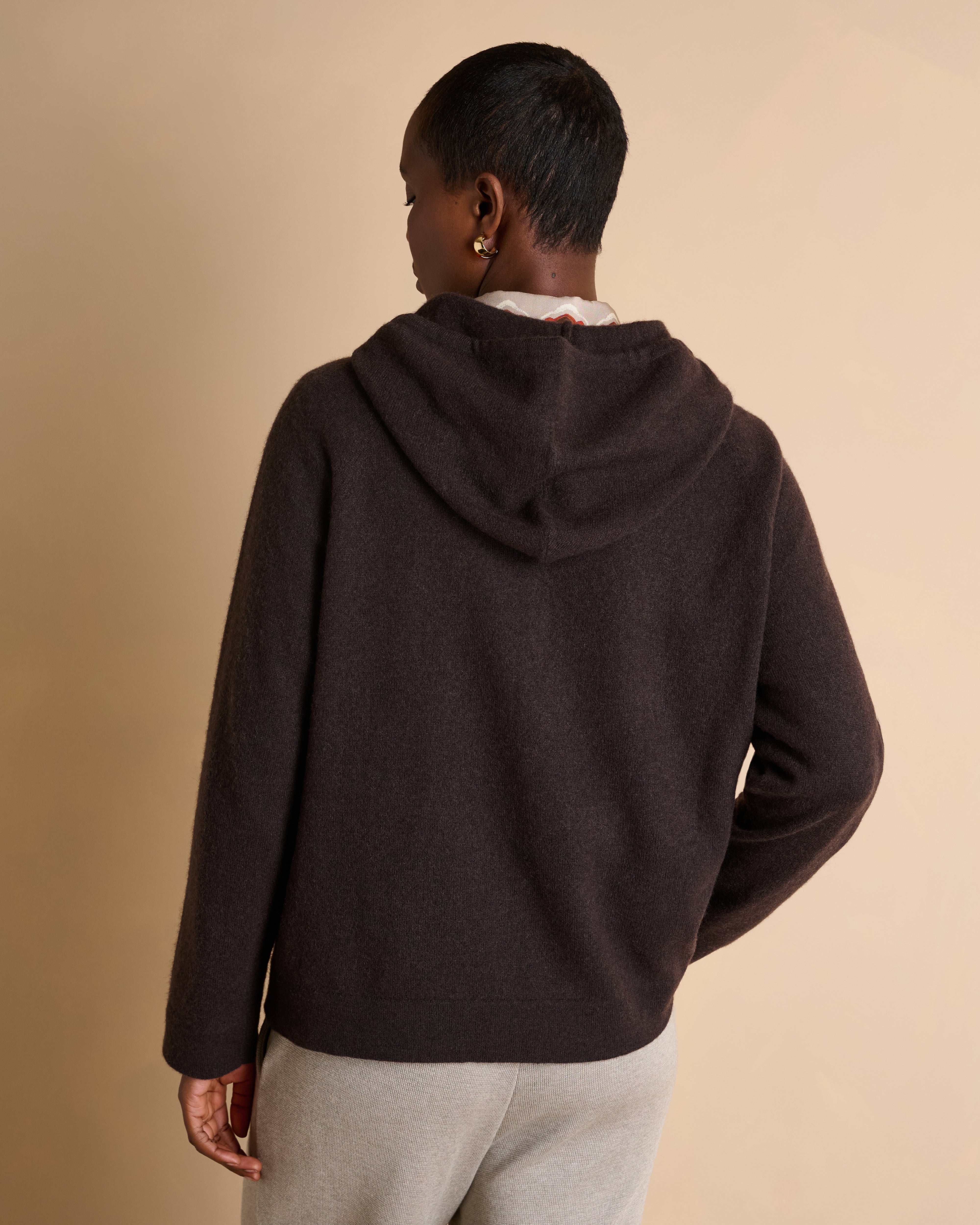 Pull à capuche marron avec poche kangourou