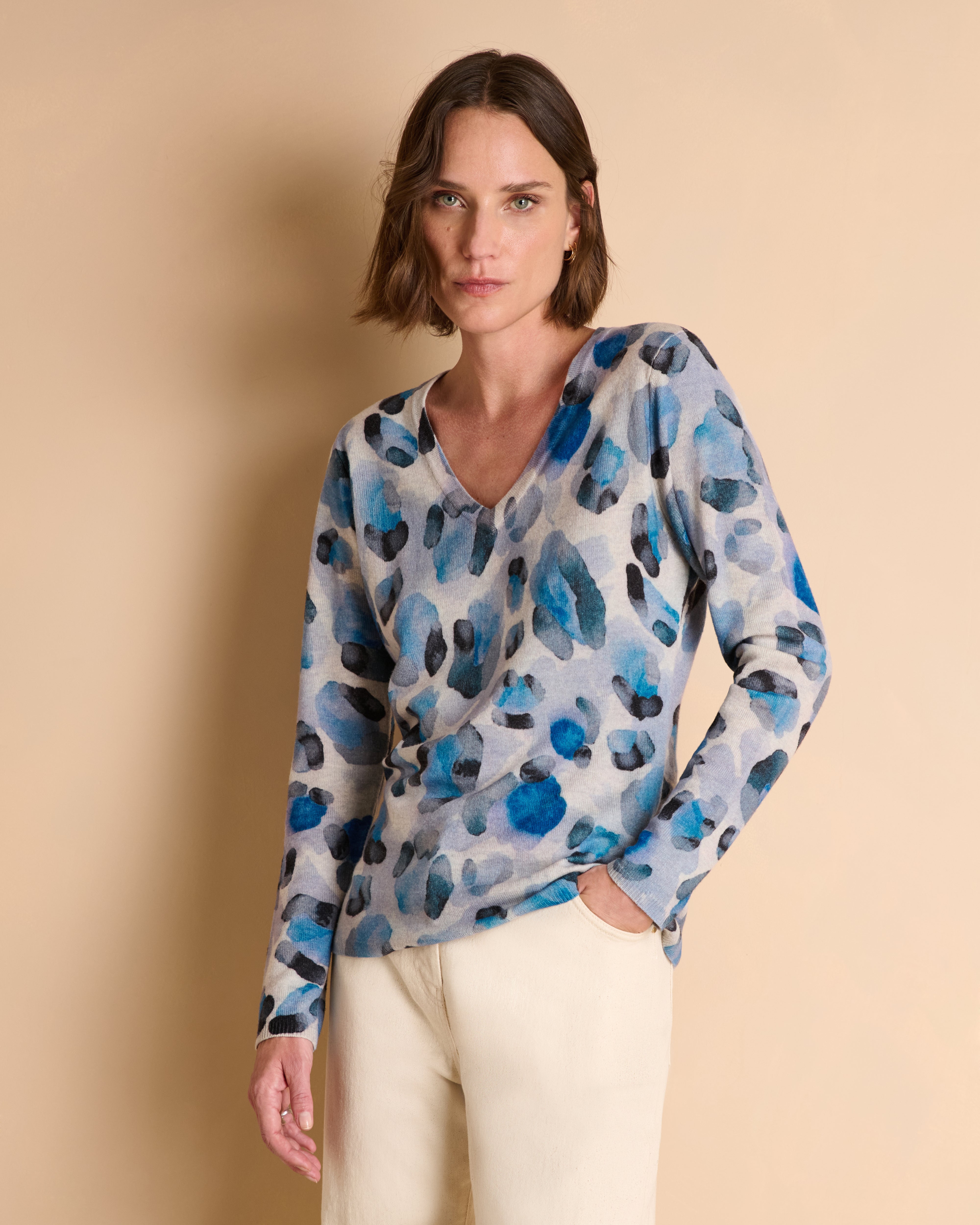 Pull bleu imprimé manches longues encolure V en laine et cachemire