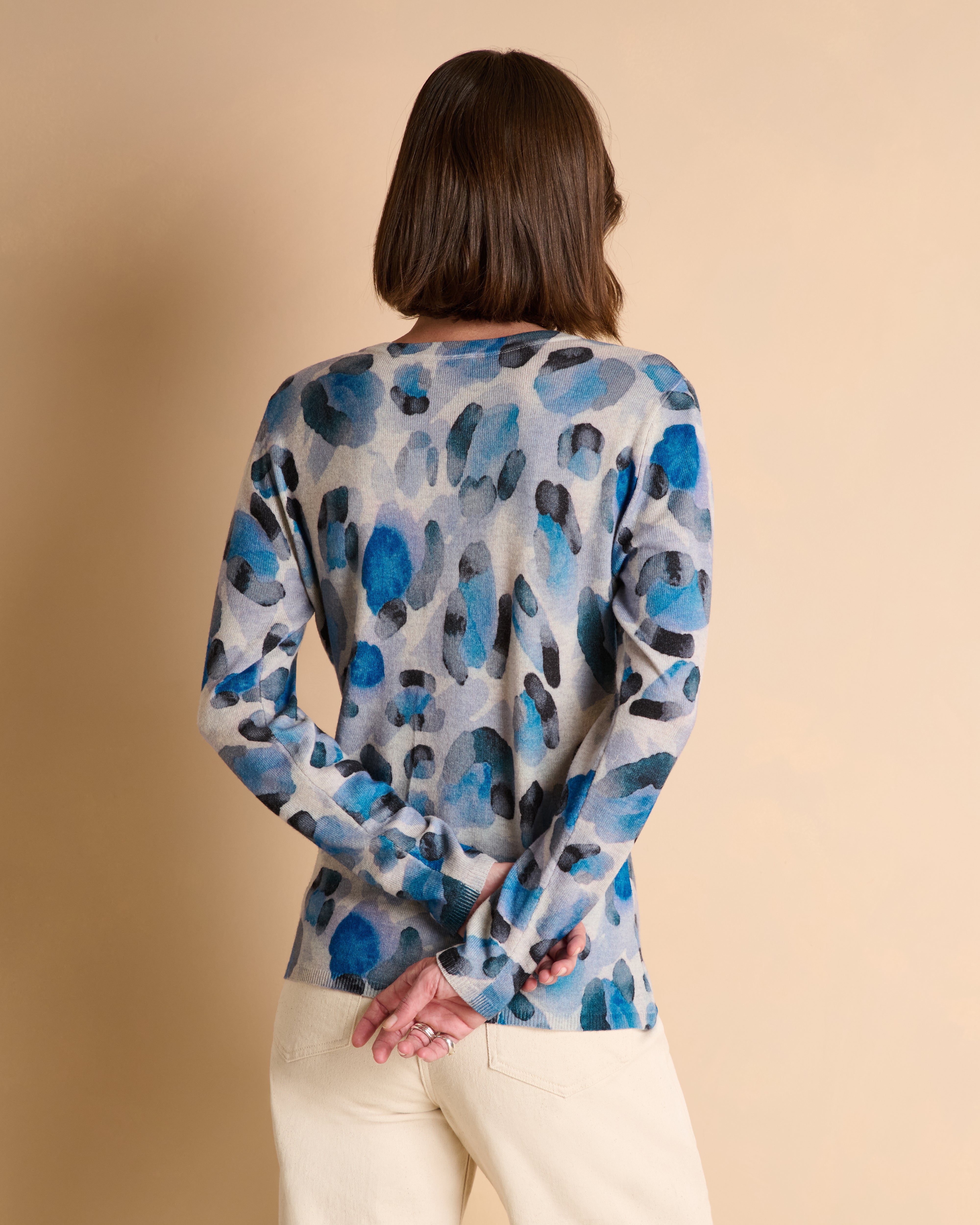 Pull bleu imprimé manches longues encolure V en laine et cachemire