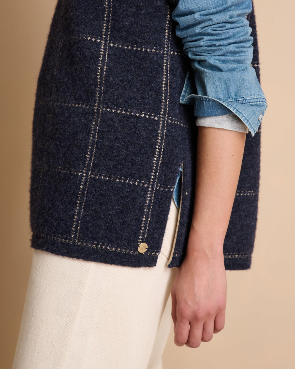 Pull bleu marine à carreaux sans manches en laine