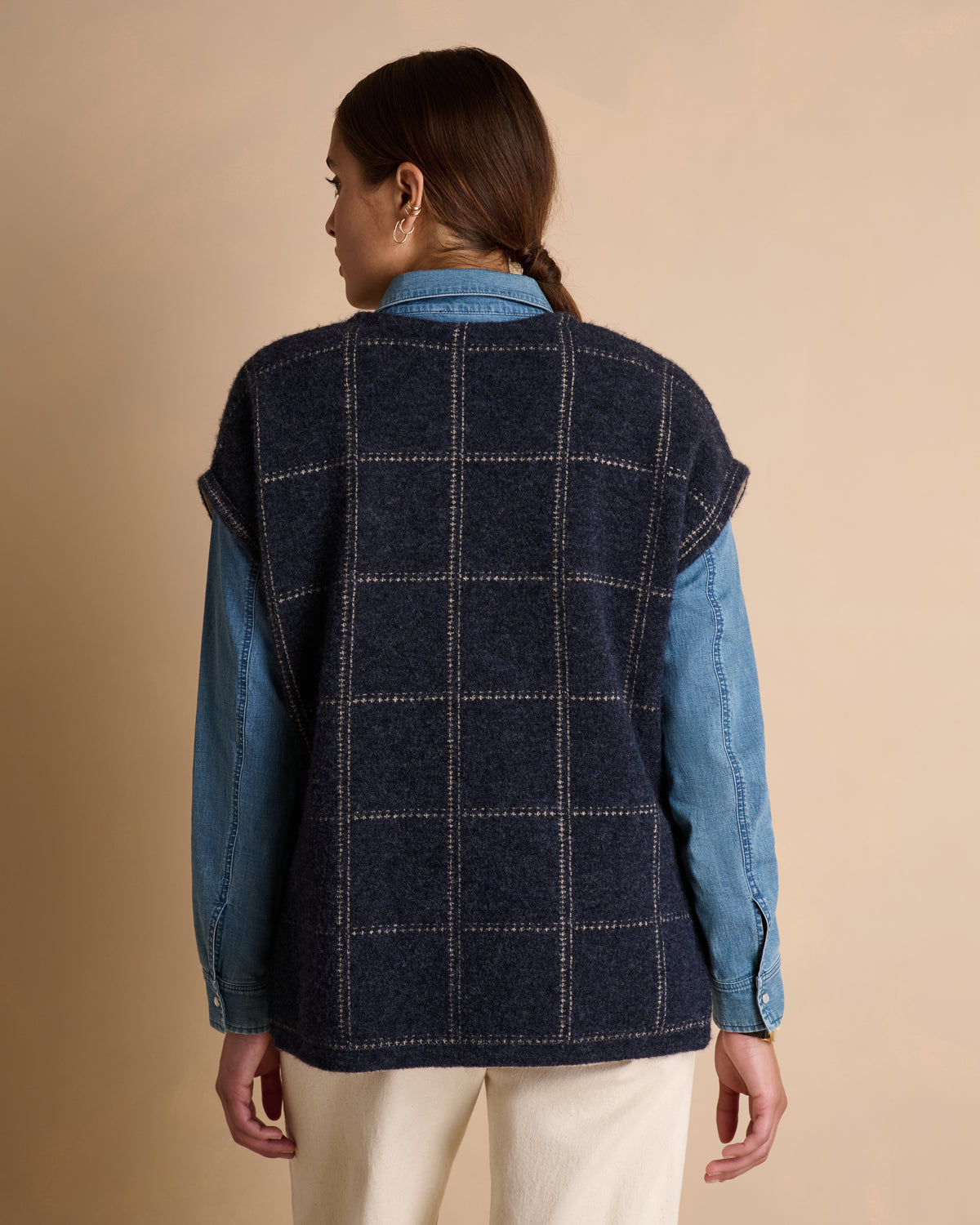 Pull bleu marine à carreaux sans manches en laine