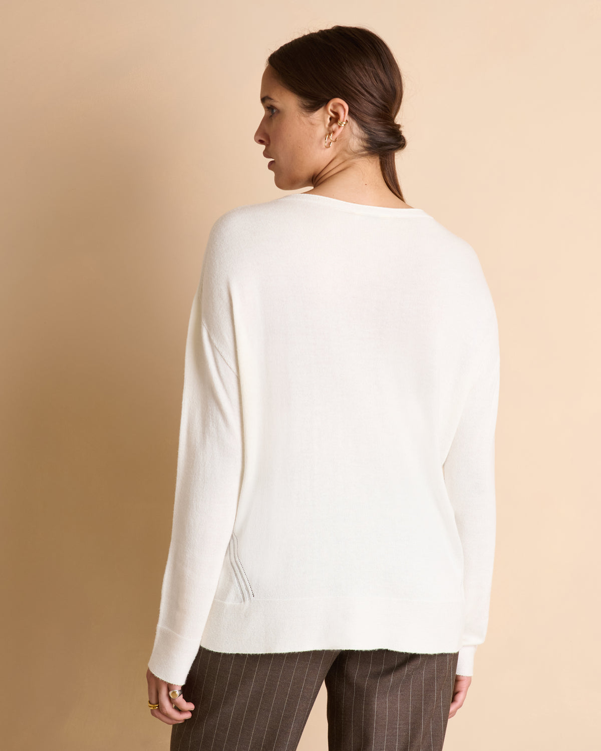 Pull blanc cassé encolure ronde et manches longues en laine et viscose
