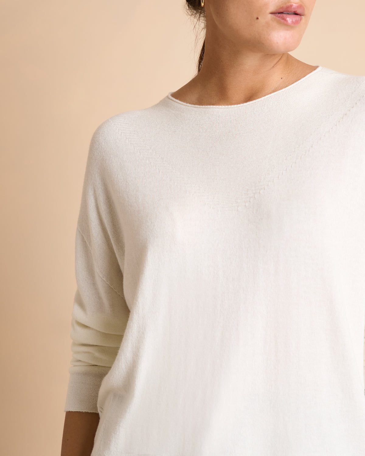 Pull blanc cassé encolure ronde et manches longues en laine et viscose