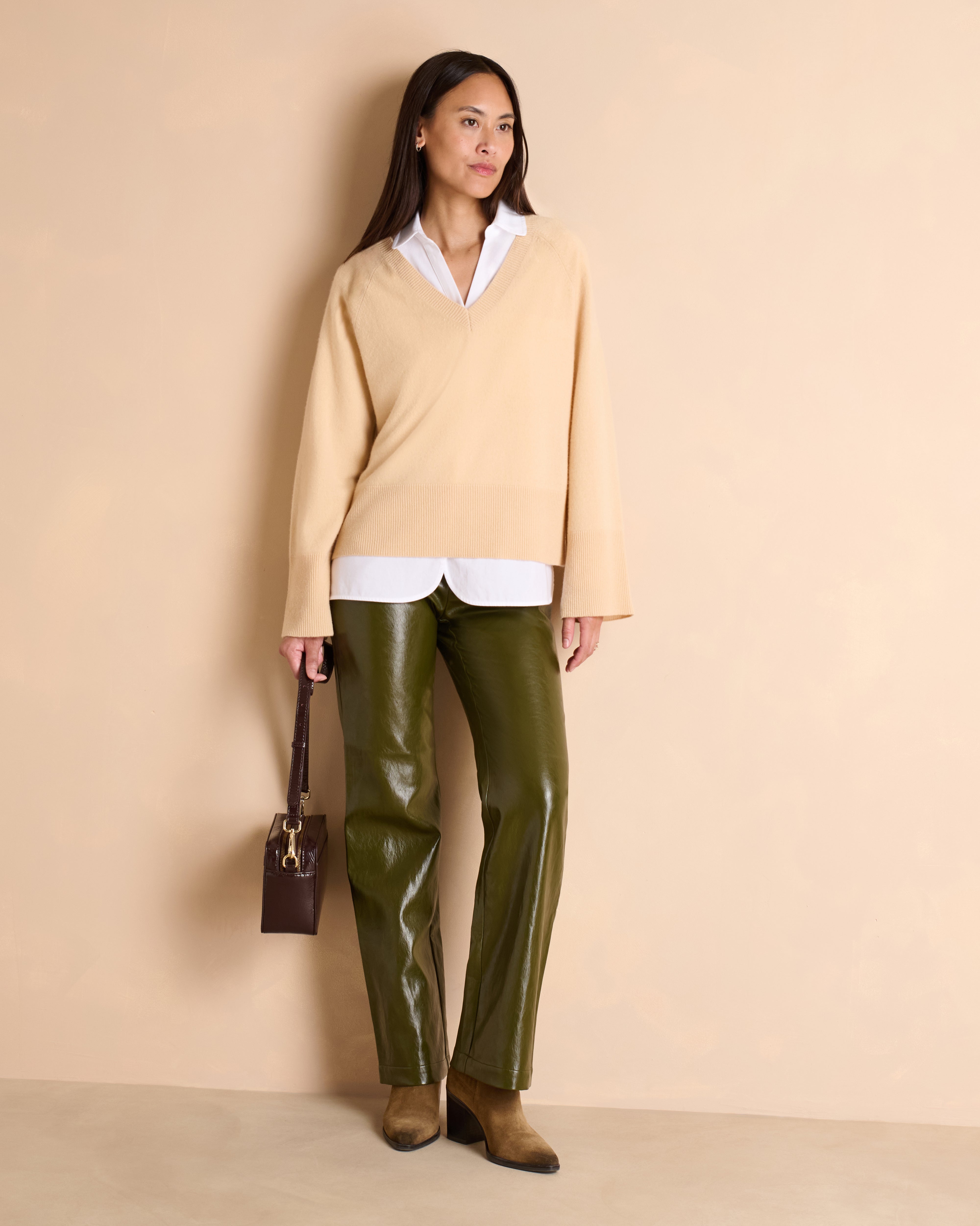 Pull beige coupe droite encolure V manches larges en cachemire