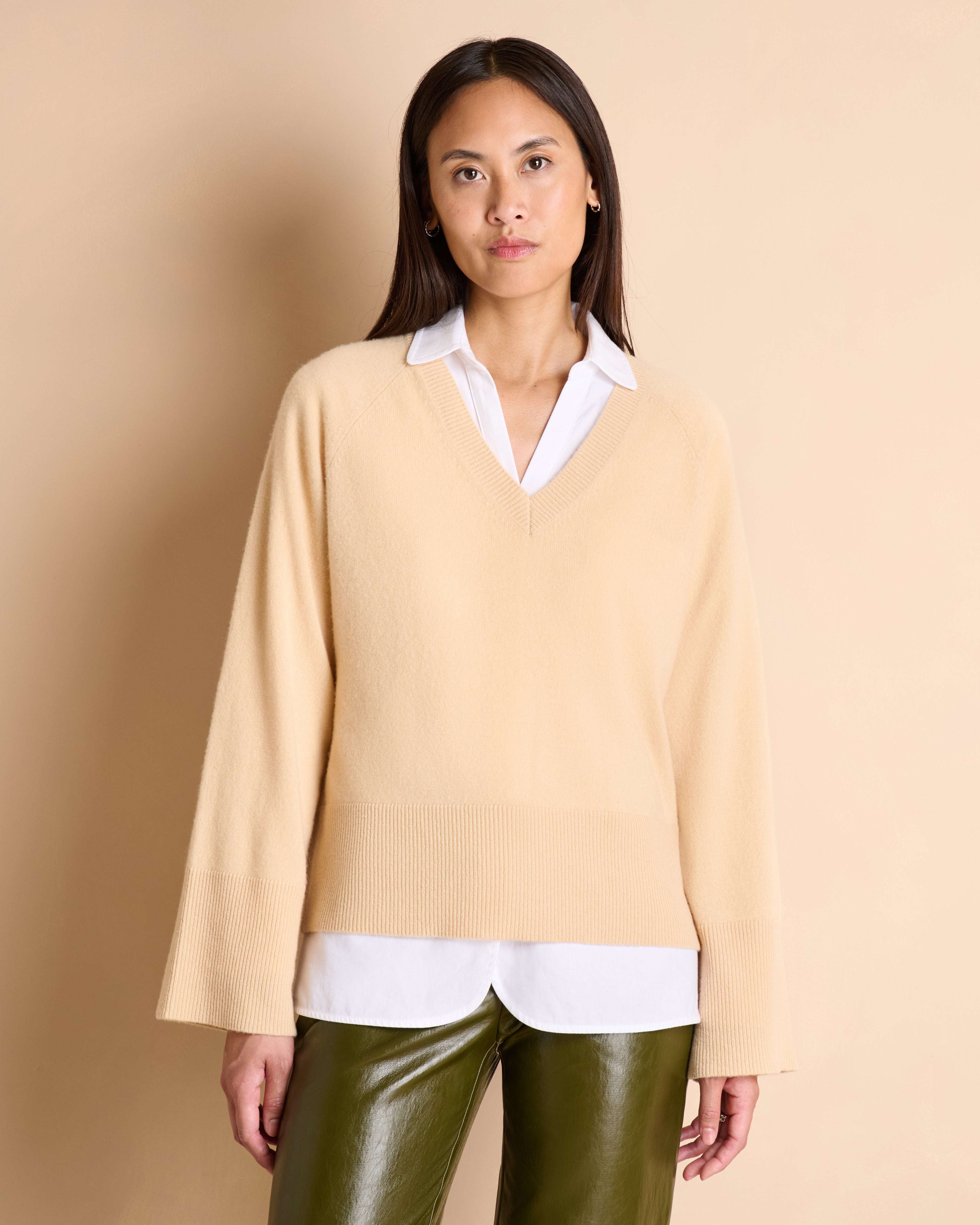 Pull beige coupe droite encolure V manches larges en cachemire