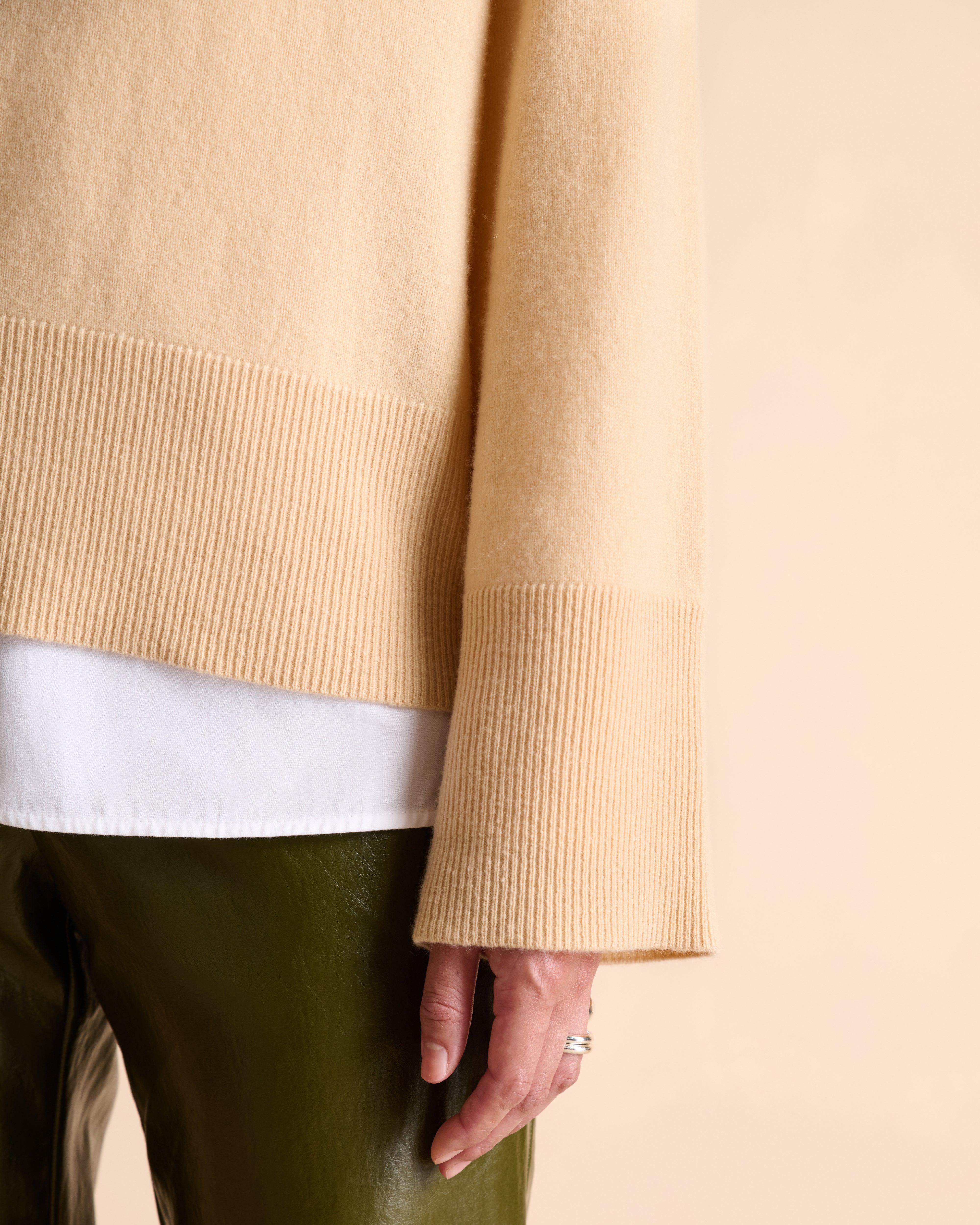 Pull beige coupe droite encolure V manches larges en cachemire