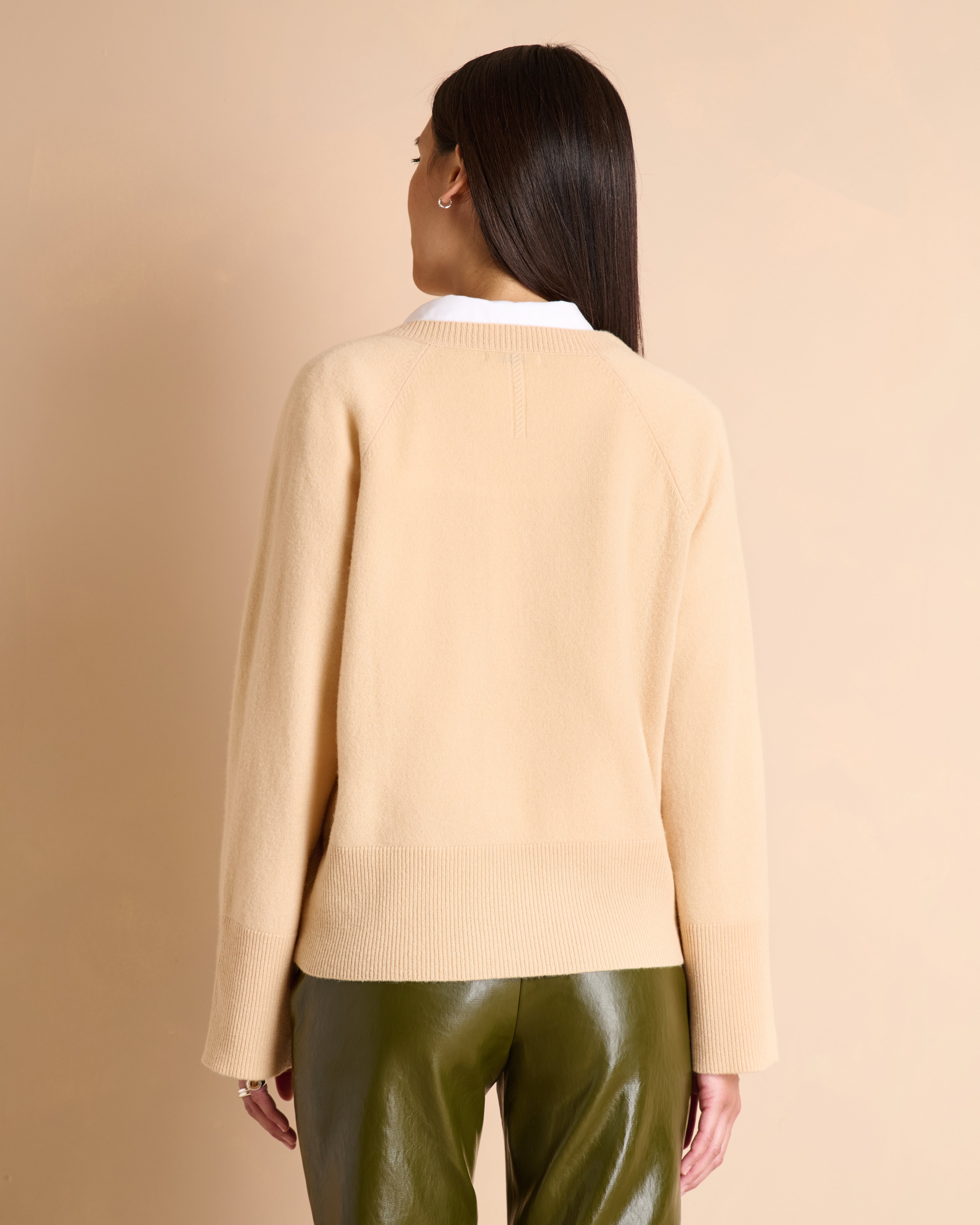 Pull beige coupe droite encolure V manches larges en cachemire