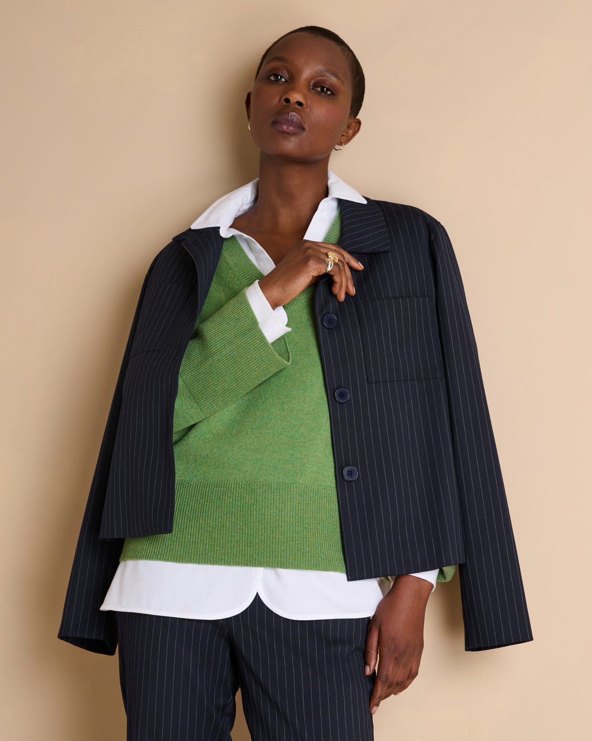 Pull vert coupe droite encolure V manches larges en cachemire