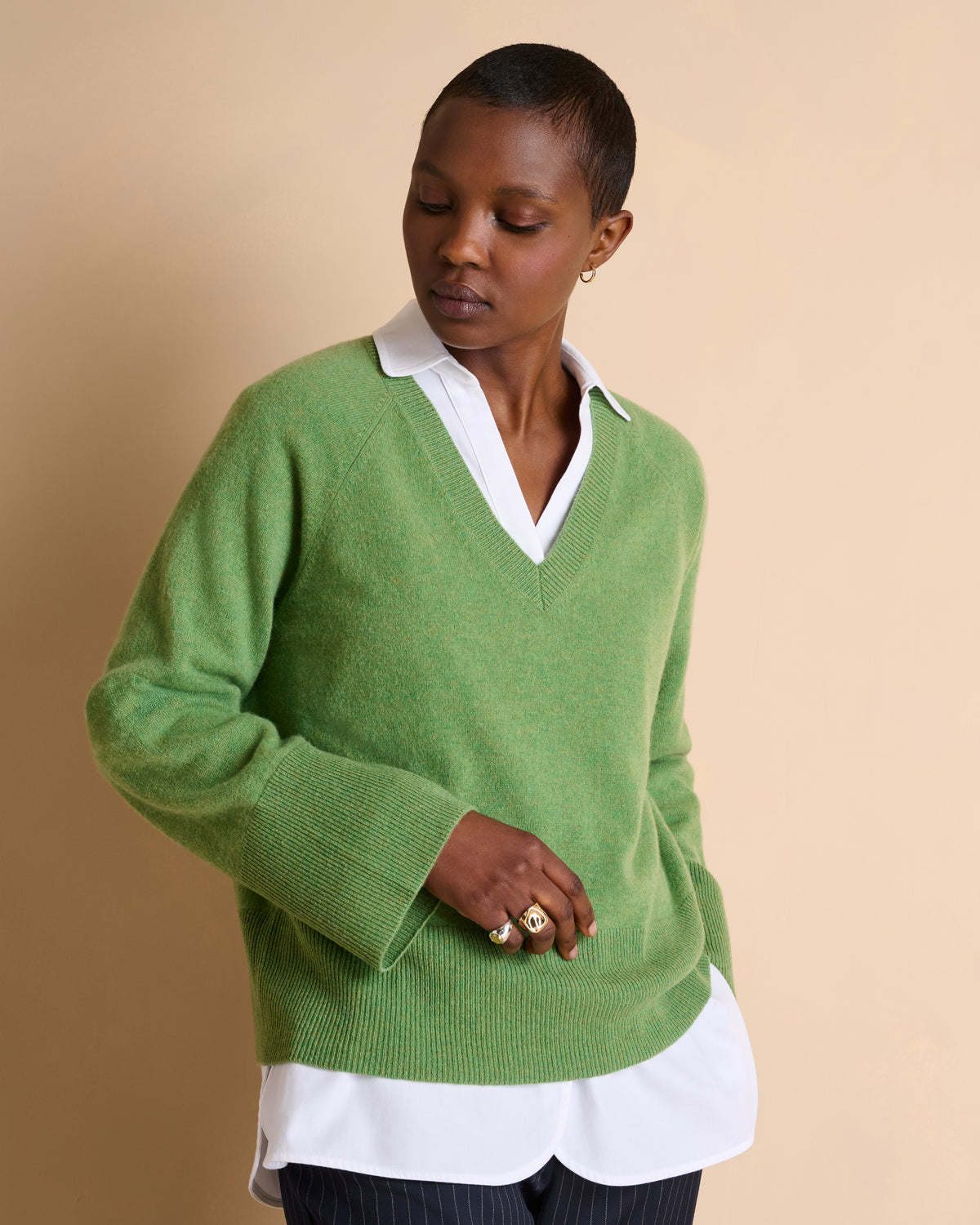 Pull vert coupe droite encolure V manches larges en cachemire